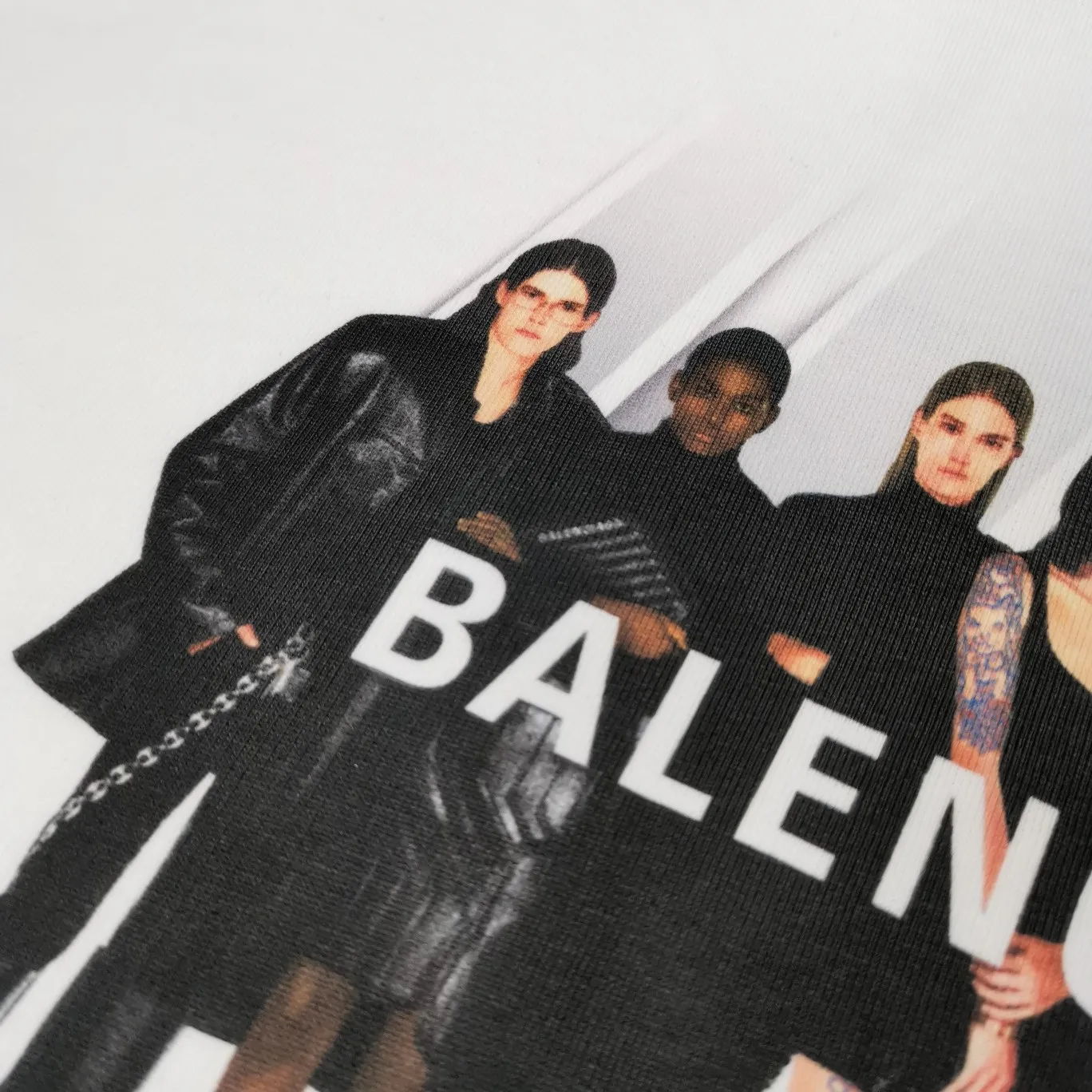 The band's white details are added - the certified version of BALENCIAGA Balenciaga's portrait band B's hooded sweatshirt 1:1 restored replica version is a popular hot item in ins Xiaohongshu and a hot recommendation from Internet celebrity bloggers. The fabric is made of 480g large terry cotton fabric and has been pre-shrunk to a weight of about 520g. The original version is purchased and patterned, and the positioning and cutting process is used! Pure version! The imported Israeli Kornit digital direct-injection printing technology makes the reflection of characters three-dimensional and real. This is also the first place to look for identification. I make every piece of clothing with conscience and strive for excellence in every aspect. Just to sell a piece of clothing and retain a customer. Although our products are a little more expensive than others, the expensive money is kept in the clothes and is definitely not imported into my pocket.  Customized washable labels, bag labels, and collar labels. Can reach professional level.  Restore the 1:1 replica craftsmanship! B's new early autumn series, a very high-end series of single items for men and women!  Size: XS-L Color: White P:450