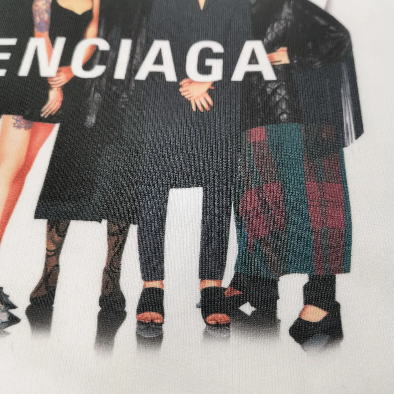 The band's white details are added - the certified version of BALENCIAGA Balenciaga's portrait band B's hooded sweatshirt 1:1 restored replica version is a popular hot item in ins Xiaohongshu and a hot recommendation from Internet celebrity bloggers. The fabric is made of 480g large terry cotton fabric and has been pre-shrunk to a weight of about 520g. The original version is purchased and patterned, and the positioning and cutting process is used! Pure version! The imported Israeli Kornit digital direct-injection printing technology makes the reflection of characters three-dimensional and real. This is also the first place to look for identification. I make every piece of clothing with conscience and strive for excellence in every aspect. Just to sell a piece of clothing and retain a customer. Although our products are a little more expensive than others, the expensive money is kept in the clothes and is definitely not imported into my pocket.  Customized washable labels, bag labels, and collar labels. Can reach professional level.  Restore the 1:1 replica craftsmanship! B's new early autumn series, a very high-end series of single items for men and women!  Size: XS-L Color: White P:450