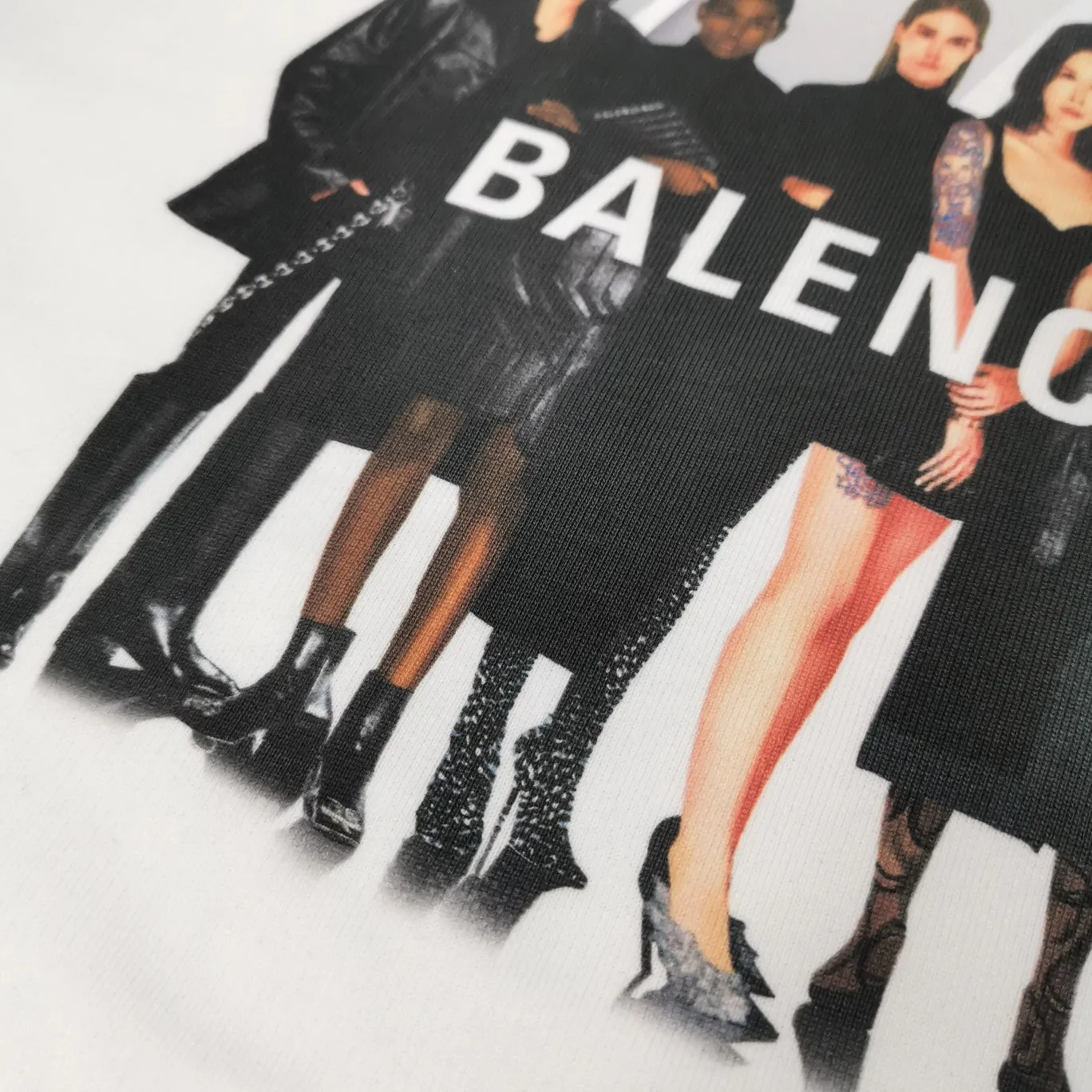 The band's white details are added - the certified version of BALENCIAGA Balenciaga's portrait band B's hooded sweatshirt 1:1 restored replica version is a popular hot item in ins Xiaohongshu and a hot recommendation from Internet celebrity bloggers. The fabric is made of 480g large terry cotton fabric and has been pre-shrunk to a weight of about 520g. The original version is purchased and patterned, and the positioning and cutting process is used! Pure version! The imported Israeli Kornit digital direct-injection printing technology makes the reflection of characters three-dimensional and real. This is also the first place to look for identification. I make every piece of clothing with conscience and strive for excellence in every aspect. Just to sell a piece of clothing and retain a customer. Although our products are a little more expensive than others, the expensive money is kept in the clothes and is definitely not imported into my pocket.  Customized washable labels, bag labels, and collar labels. Can reach professional level.  Restore the 1:1 replica craftsmanship! B's new early autumn series, a very high-end series of single items for men and women!  Size: XS-L Color: White P:450