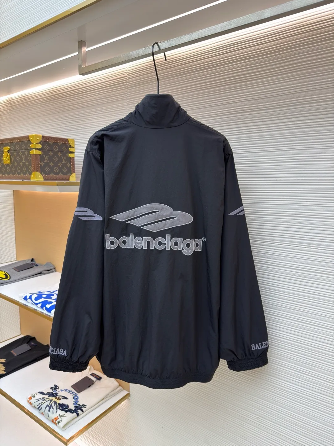 Balenciaga letter logo printed long-sleeved stand-collar jacket ●Original version: purchased and developed by 18499 ●Item number: 1682141-B45 ●Fabric: technical quick-drying fabric ●Technology: printing production ●Color: black ●Version: loose fit ●Weight: about 465 grams ●Size: XS-S-M-L ●Description: This Balenciaga black jacket is made of high-density nylon taffeta fabric. The fabric is first treated with water-repellent treatment, and a nano-scale waterproof membrane is formed on the surface. It is both windproof and lightweight. It is also pre-shrunk, making the garment less likely to shrink and deform. The brand logo and pattern on the body of the garment are 3D silicone hot stamping process. It is made of environmentally friendly silicone material with high elasticity and folding resistance. It is formed by hot pressing at 180°C high temperature and high pressure. The pattern and fabric are firmly combined, not easy to fall off and have a three-dimensional matte texture. The woven label on the side adopts computerized jacquard woven label technology, with a color fastness of above level 4, and the edges are heat-sealed to prevent stripping. The zipper is a custom-made metal matte zipper with wear-resistant electroplating treatment on the teeth. The ribbed edges of the collar and hem have built-in spandex elastic yarn. The splicing of the body is made of overlock seams. The stitches are evenly spaced and the seams are flat. The entire body is ironed and shaped by hand to perfectly present the brand's iconic oversize loose fit. The overall wiring is straight and delicate, the fabric is comfortable and soft, and the color is consistent without color difference. It can be matched with the same style to create a fashionable look and control various occasions. Customized accessories, complete with three standards, same style for men and women!