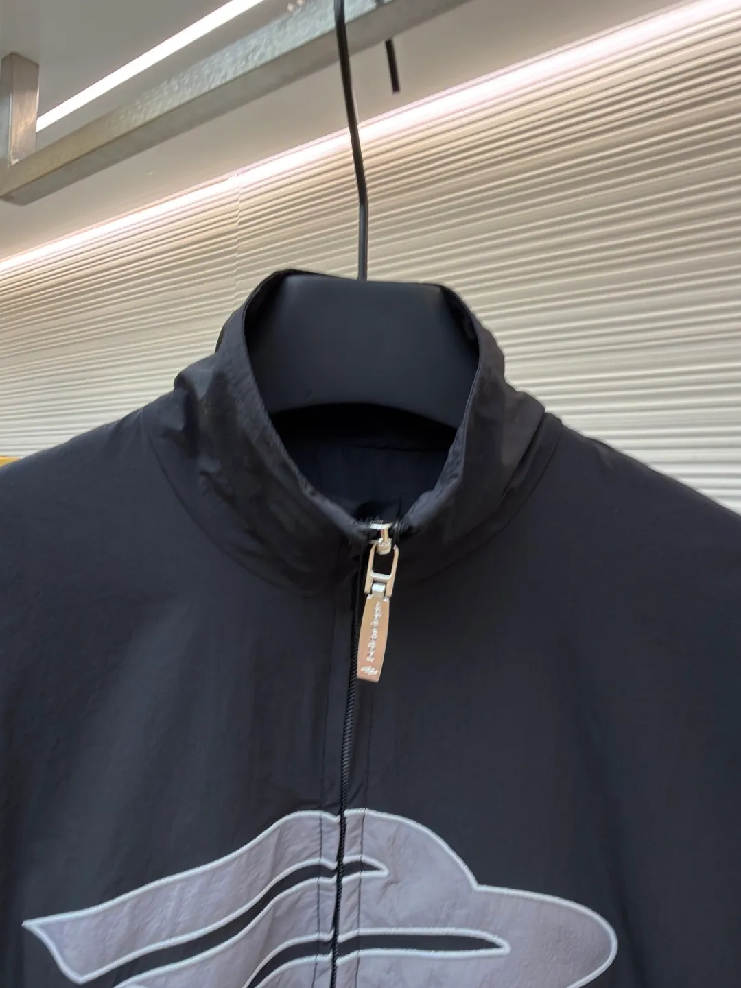 Balenciaga letter logo printed long-sleeved stand-collar jacket ●Original version: purchased and developed by 18499 ●Item number: 1682141-B45 ●Fabric: technical quick-drying fabric ●Technology: printing production ●Color: black ●Version: loose fit ●Weight: about 465 grams ●Size: XS-S-M-L ●Description: This Balenciaga black jacket is made of high-density nylon taffeta fabric. The fabric is first treated with water-repellent treatment, and a nano-scale waterproof membrane is formed on the surface. It is both windproof and lightweight. It is also pre-shrunk, making the garment less likely to shrink and deform. The brand logo and pattern on the body of the garment are 3D silicone hot stamping process. It is made of environmentally friendly silicone material with high elasticity and folding resistance. It is formed by hot pressing at 180°C high temperature and high pressure. The pattern and fabric are firmly combined, not easy to fall off and have a three-dimensional matte texture. The woven label on the side adopts computerized jacquard woven label technology, with a color fastness of above level 4, and the edges are heat-sealed to prevent stripping. The zipper is a custom-made metal matte zipper with wear-resistant electroplating treatment on the teeth. The ribbed edges of the collar and hem have built-in spandex elastic yarn. The splicing of the body is made of overlock seams. The stitches are evenly spaced and the seams are flat. The entire body is ironed and shaped by hand to perfectly present the brand's iconic oversize loose fit. The overall wiring is straight and delicate, the fabric is comfortable and soft, and the color is consistent without color difference. It can be matched with the same style to create a fashionable look and control various occasions. Customized accessories, complete with three standards, same style for men and women!
