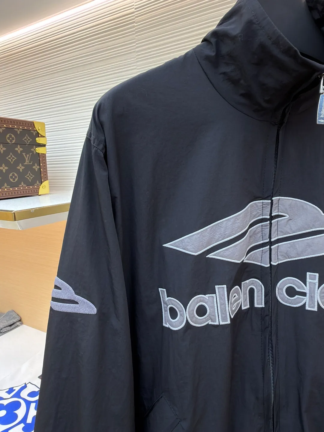 Balenciaga letter logo printed long-sleeved stand-collar jacket ●Original version: purchased and developed by 18499 ●Item number: 1682141-B45 ●Fabric: technical quick-drying fabric ●Technology: printing production ●Color: black ●Version: loose fit ●Weight: about 465 grams ●Size: XS-S-M-L ●Description: This Balenciaga black jacket is made of high-density nylon taffeta fabric. The fabric is first treated with water-repellent treatment, and a nano-scale waterproof membrane is formed on the surface. It is both windproof and lightweight. It is also pre-shrunk, making the garment less likely to shrink and deform. The brand logo and pattern on the body of the garment are 3D silicone hot stamping process. It is made of environmentally friendly silicone material with high elasticity and folding resistance. It is formed by hot pressing at 180°C high temperature and high pressure. The pattern and fabric are firmly combined, not easy to fall off and have a three-dimensional matte texture. The woven label on the side adopts computerized jacquard woven label technology, with a color fastness of above level 4, and the edges are heat-sealed to prevent stripping. The zipper is a custom-made metal matte zipper with wear-resistant electroplating treatment on the teeth. The ribbed edges of the collar and hem have built-in spandex elastic yarn. The splicing of the body is made of overlock seams. The stitches are evenly spaced and the seams are flat. The entire body is ironed and shaped by hand to perfectly present the brand's iconic oversize loose fit. The overall wiring is straight and delicate, the fabric is comfortable and soft, and the color is consistent without color difference. It can be matched with the same style to create a fashionable look and control various occasions. Customized accessories, complete with three standards, same style for men and women!