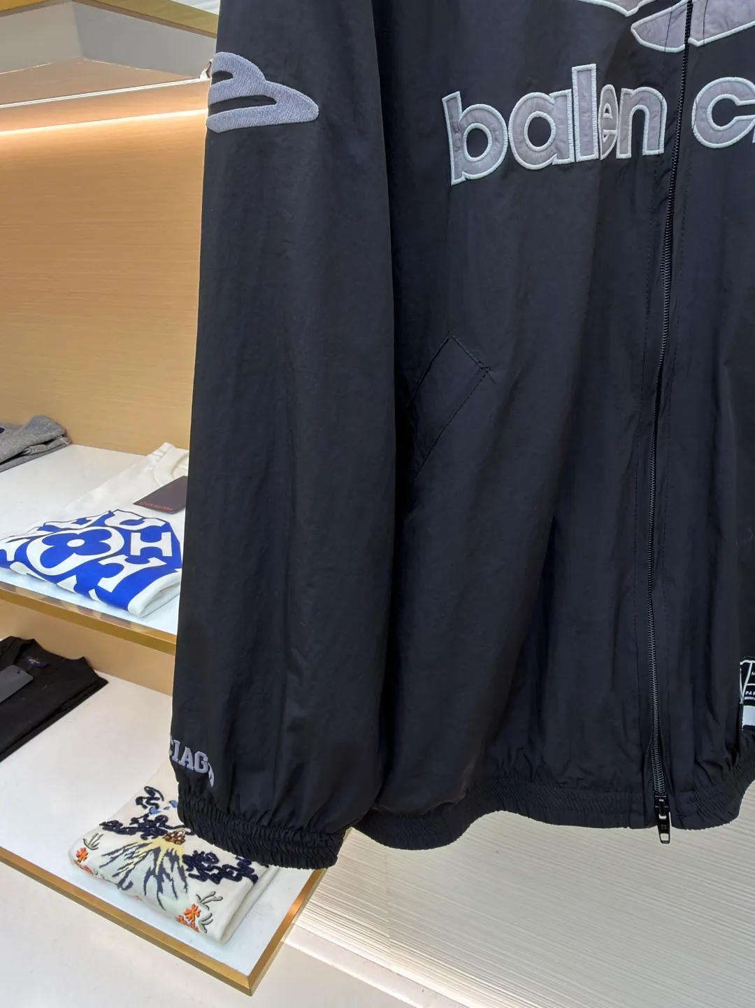 Balenciaga letter logo printed long-sleeved stand-collar jacket ●Original version: purchased and developed by 18499 ●Item number: 1682141-B45 ●Fabric: technical quick-drying fabric ●Technology: printing production ●Color: black ●Version: loose fit ●Weight: about 465 grams ●Size: XS-S-M-L ●Description: This Balenciaga black jacket is made of high-density nylon taffeta fabric. The fabric is first treated with water-repellent treatment, and a nano-scale waterproof membrane is formed on the surface. It is both windproof and lightweight. It is also pre-shrunk, making the garment less likely to shrink and deform. The brand logo and pattern on the body of the garment are 3D silicone hot stamping process. It is made of environmentally friendly silicone material with high elasticity and folding resistance. It is formed by hot pressing at 180°C high temperature and high pressure. The pattern and fabric are firmly combined, not easy to fall off and have a three-dimensional matte texture. The woven label on the side adopts computerized jacquard woven label technology, with a color fastness of above level 4, and the edges are heat-sealed to prevent stripping. The zipper is a custom-made metal matte zipper with wear-resistant electroplating treatment on the teeth. The ribbed edges of the collar and hem have built-in spandex elastic yarn. The splicing of the body is made of overlock seams. The stitches are evenly spaced and the seams are flat. The entire body is ironed and shaped by hand to perfectly present the brand's iconic oversize loose fit. The overall wiring is straight and delicate, the fabric is comfortable and soft, and the color is consistent without color difference. It can be matched with the same style to create a fashionable look and control various occasions. Customized accessories, complete with three standards, same style for men and women!