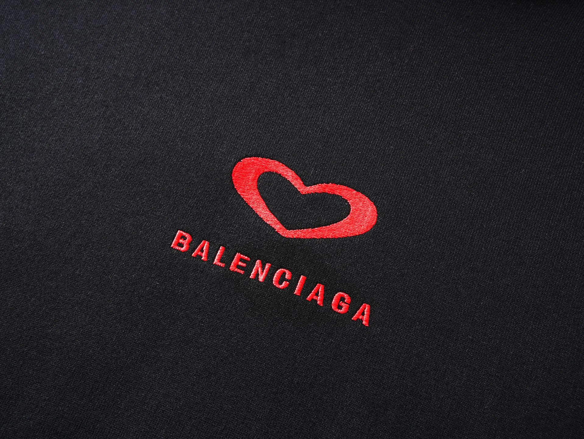 🅿️330 real photos [Top version. Official website quality] BALENCI*GA/Paris.SS25 latest model, limited edition for Chinese Valentine's Day in Paris, hooded sweatshirt with love LOGO embroidery on the front and love LOGO printing on the back, synchronized with brick cabinets. Developed genuine product at the first time, welcome to compare! The fabric is made of Paris ZP custom-woven and dyed cotton sweatshirt. Weighing 460 grams, the cloth surface is clean. The cloth pattern is clear, soft and comfortable. The threads are dyed with no color difference. The embroidery is done using imported Tajima embroidery machines. The printing uses environmentally friendly imported rubber paddles. The letters are clear and the effect is three-dimensional. The version adopts OS loose shoulder design. Same style for men and women. Code: BL259968 Color: black, off-white Size: XS S M L