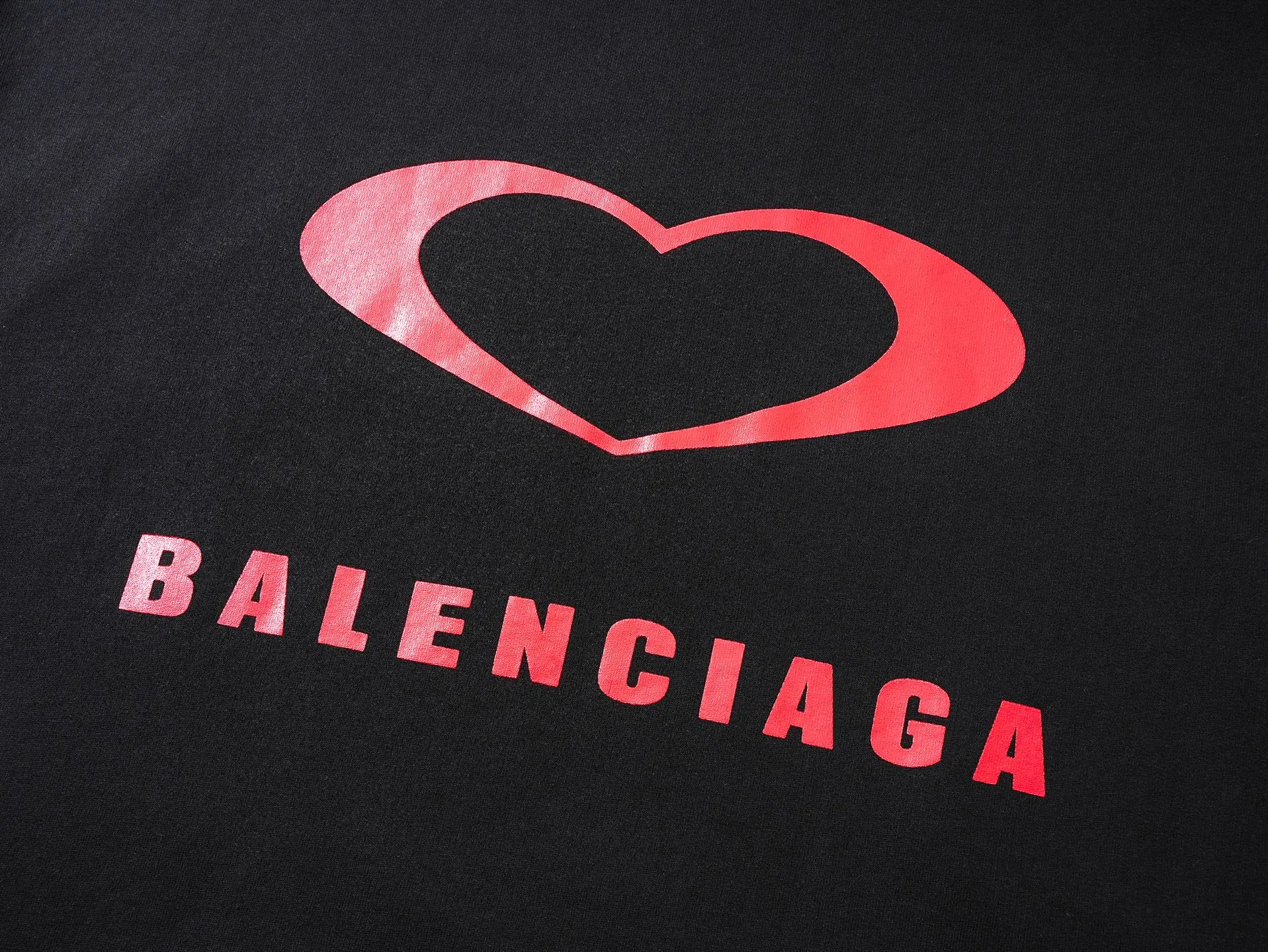 🅿️330 real photos [Top version. Official website quality] BALENCI*GA/Paris.SS25 latest model, limited edition for Chinese Valentine's Day in Paris, hooded sweatshirt with love LOGO embroidery on the front and love LOGO printing on the back, synchronized with brick cabinets. Developed genuine product at the first time, welcome to compare! The fabric is made of Paris ZP custom-woven and dyed cotton sweatshirt. Weighing 460 grams, the cloth surface is clean. The cloth pattern is clear, soft and comfortable. The threads are dyed with no color difference. The embroidery is done using imported Tajima embroidery machines. The printing uses environmentally friendly imported rubber paddles. The letters are clear and the effect is three-dimensional. The version adopts OS loose shoulder design. Same style for men and women. Code: BL259968 Color: black, off-white Size: XS S M L
