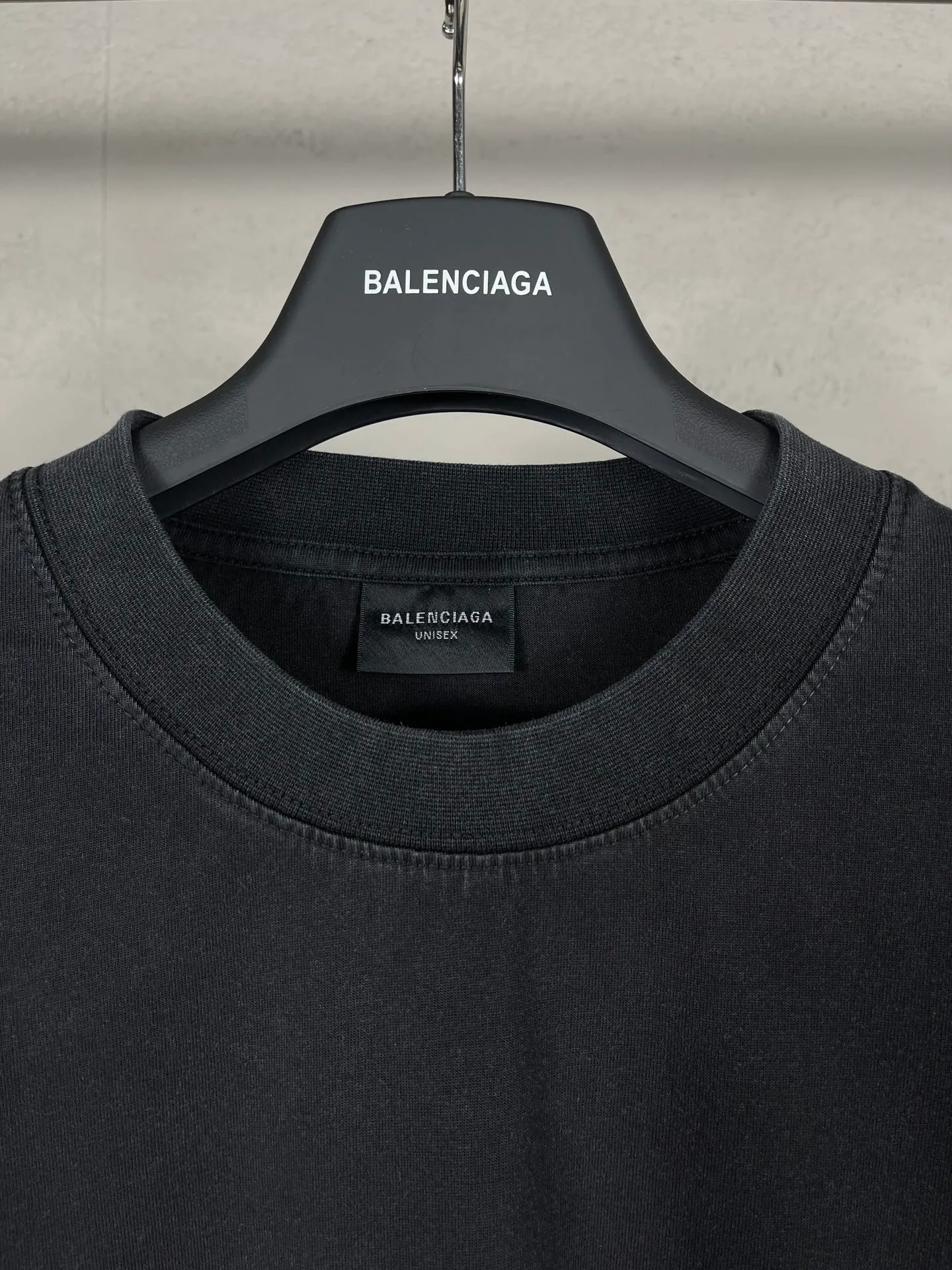 🅿️200 Photos [Top version. Official website quality] BALENCI*GA/Paris.SS24 Paris city night view print, finished washed and distressed short-sleeved T-shirt. Brick cabinet synchronization. Developed genuine product in the first time, enjoy printing comparison! The fabric is made of Paris ZP custom-woven and dyed cotton double yarn. Weighing 260 grams, the cloth surface is clean. The cloth pattern is clear, soft and comfortable. The threads are dyed with no color difference. The printing uses environmentally friendly imported materials. The letters are clear and the effect is three-dimensional. The version adopts OS loose shoulder design. Same style for men and women. Code: BL223603 Color: black, white Size: XS S M L