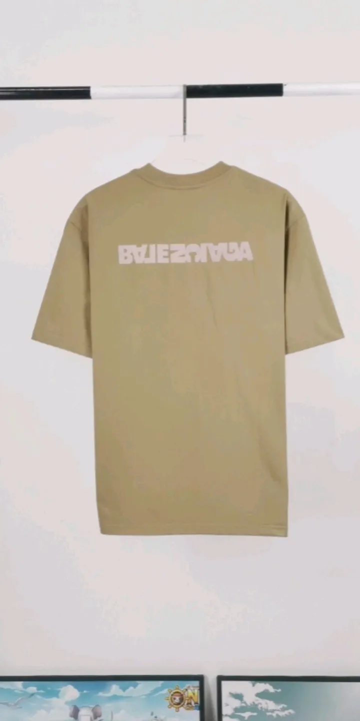 Actual shot of the video————The top tested version of Balenciaga/Balenciaga inverted letter embroidery for men and women couple stars, the same style pure cotton short-sleeved T-shirt. Original development, custom-woven fabric, craft washing treatment, full of thickness, texture different from market products, highly restored to the original version, imported Tajima machine embroidery, perfectly close to the original product, very simple logo to indicate identity, letter spacing, the size is consistent with the original version, 22ss version to create a highly restored version for men and women. Size: XS-L Color: Dark Khaki P:260