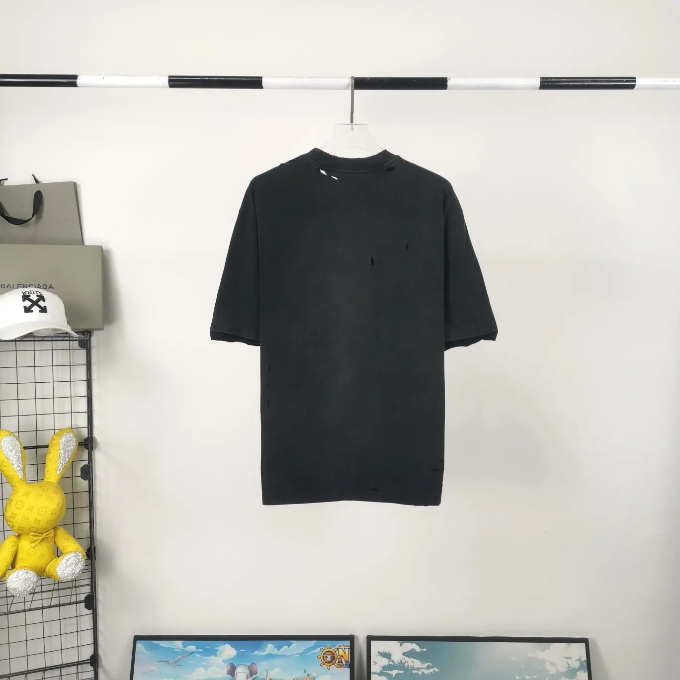 The top version of BALENCIAGA is a house built in 1917 with cracks, cracks, holes and hollows. The latest color matching is pure cotton. Loose and breathable short sleeves. The latest season of Paris still uses the basic creation logo 1917+scissors elements to enhance the public’s impression of Paris’ long-standing brand and re-understand it. The printing still uses the crackle pattern process and the basic glue is used as the base. Prints pull evenly. It adopts the horizontal cracking method, the texture is clear and uniform, it will not fall off easily, and there is no pressure in backwashing and drying. Laser piercing is used to pierce the body, and the piercing effect is obvious. And there will be no wrinkles or deformation at the holes. The neckline is manually frayed, which is very costly and time-consuming. Excellent products, that’s how they come out. The fabric is made of 26S280g double-ply double-yarn plain cotton fabric, which has full drape. Package. The hang tags are fully customized and synchronized one to one.  Color: peacock blue, orange red, washed black (custom dyed in a vat, took more than a month) Size: XS-L P:270