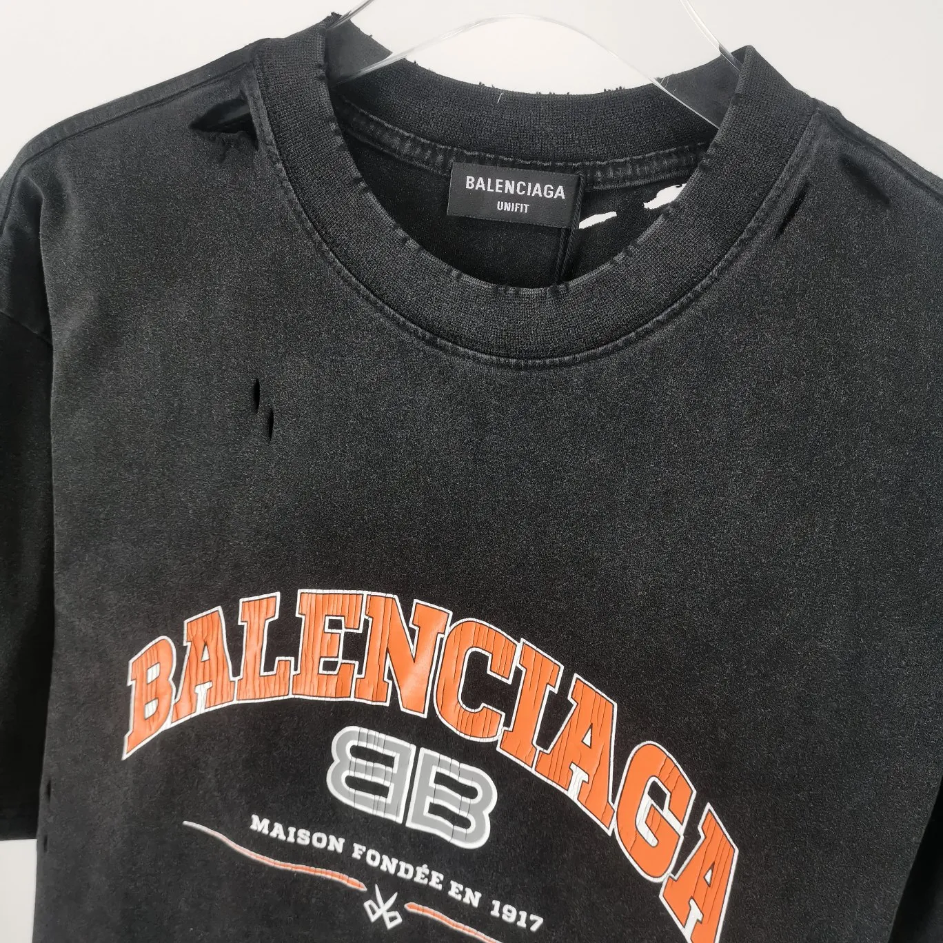 The top version of BALENCIAGA is a house built in 1917 with cracks, cracks, holes and hollows. The latest color matching is pure cotton. Loose and breathable short sleeves. The latest season of Paris still uses the basic creation logo 1917+scissors elements to enhance the public’s impression of Paris’ long-standing brand and re-understand it. The printing still uses the crackle pattern process and the basic glue is used as the base. Prints pull evenly. It adopts the horizontal cracking method, the texture is clear and uniform, it will not fall off easily, and there is no pressure in backwashing and drying. Laser piercing is used to pierce the body, and the piercing effect is obvious. And there will be no wrinkles or deformation at the holes. The neckline is manually frayed, which is very costly and time-consuming. Excellent products, that’s how they come out. The fabric is made of 26S280g double-ply double-yarn plain cotton fabric, which has full drape. Package. The hang tags are fully customized and synchronized one to one.  Color: peacock blue, orange red, washed black (custom dyed in a vat, took more than a month) Size: XS-L P:270
