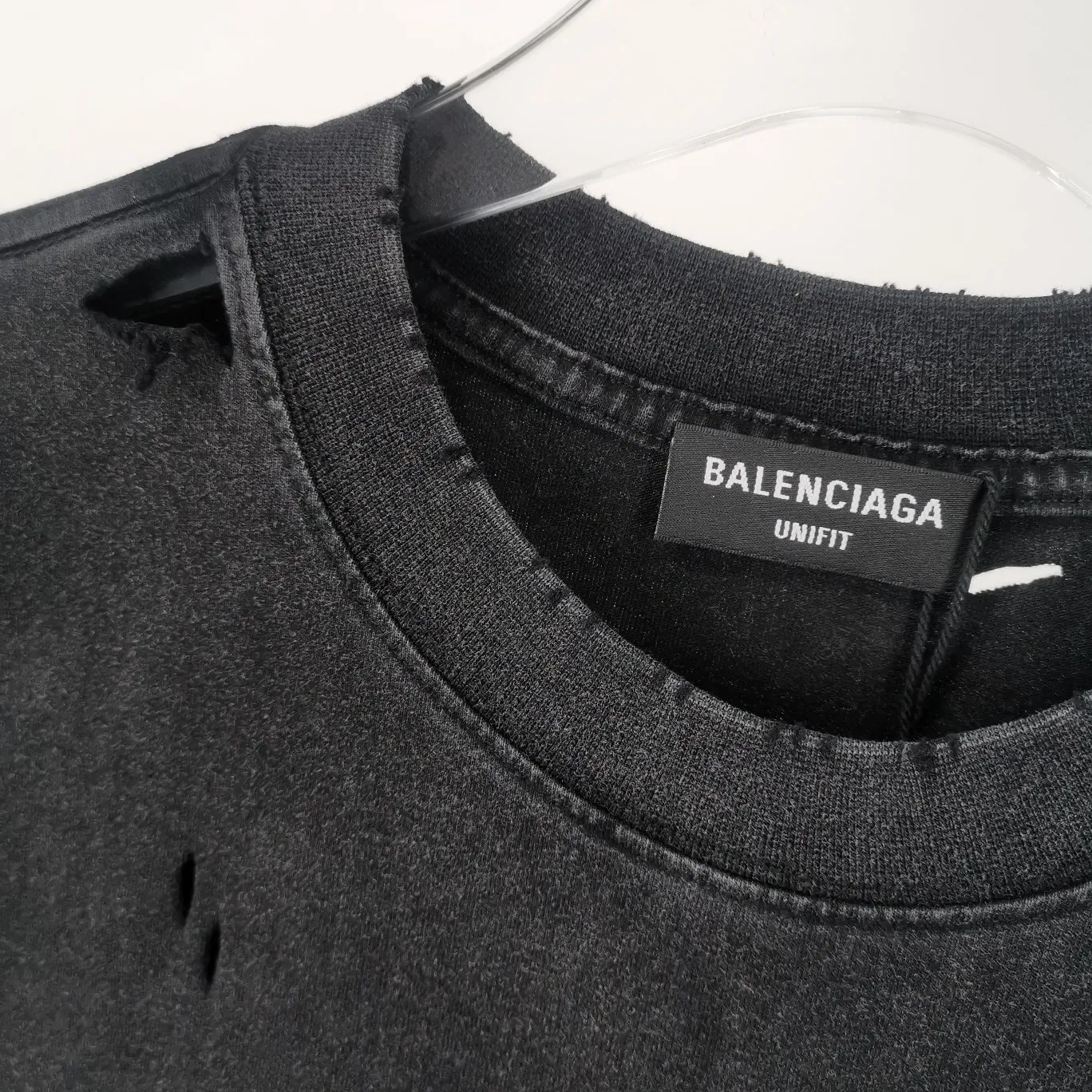 The top version of BALENCIAGA is a house built in 1917 with cracks, cracks, holes and hollows. The latest color matching is pure cotton. Loose and breathable short sleeves. The latest season of Paris still uses the basic creation logo 1917+scissors elements to enhance the public’s impression of Paris’ long-standing brand and re-understand it. The printing still uses the crackle pattern process and the basic glue is used as the base. Prints pull evenly. It adopts the horizontal cracking method, the texture is clear and uniform, it will not fall off easily, and there is no pressure in backwashing and drying. Laser piercing is used to pierce the body, and the piercing effect is obvious. And there will be no wrinkles or deformation at the holes. The neckline is manually frayed, which is very costly and time-consuming. Excellent products, that’s how they come out. The fabric is made of 26S280g double-ply double-yarn plain cotton fabric, which has full drape. Package. The hang tags are fully customized and synchronized one to one.  Color: peacock blue, orange red, washed black (custom dyed in a vat, took more than a month) Size: XS-L P:270