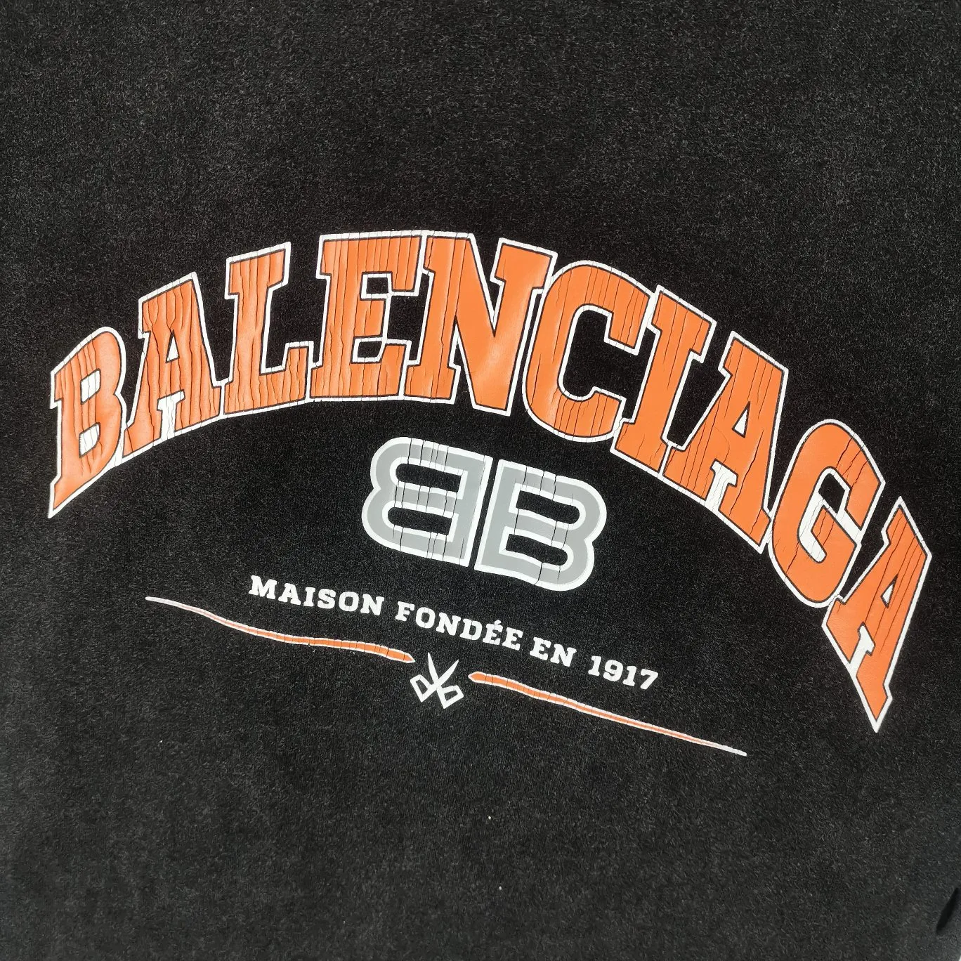 The top version of BALENCIAGA is a house built in 1917 with cracks, cracks, holes and hollows. The latest color matching is pure cotton. Loose and breathable short sleeves. The latest season of Paris still uses the basic creation logo 1917+scissors elements to enhance the public’s impression of Paris’ long-standing brand and re-understand it. The printing still uses the crackle pattern process and the basic glue is used as the base. Prints pull evenly. It adopts the horizontal cracking method, the texture is clear and uniform, it will not fall off easily, and there is no pressure in backwashing and drying. Laser piercing is used to pierce the body, and the piercing effect is obvious. And there will be no wrinkles or deformation at the holes. The neckline is manually frayed, which is very costly and time-consuming. Excellent products, that’s how they come out. The fabric is made of 26S280g double-ply double-yarn plain cotton fabric, which has full drape. Package. The hang tags are fully customized and synchronized one to one.  Color: peacock blue, orange red, washed black (custom dyed in a vat, took more than a month) Size: XS-L P:270
