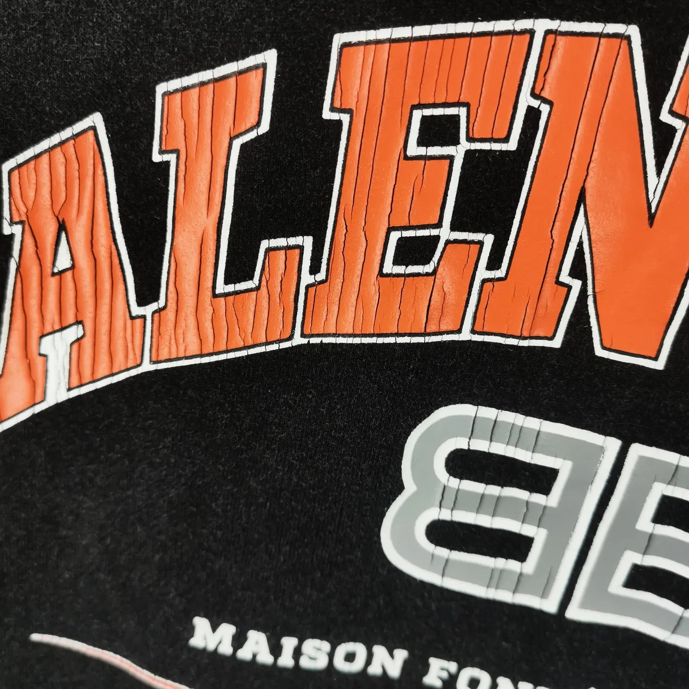 The top version of BALENCIAGA is a house built in 1917 with cracks, cracks, holes and hollows. The latest color matching is pure cotton. Loose and breathable short sleeves. The latest season of Paris still uses the basic creation logo 1917+scissors elements to enhance the public’s impression of Paris’ long-standing brand and re-understand it. The printing still uses the crackle pattern process and the basic glue is used as the base. Prints pull evenly. It adopts the horizontal cracking method, the texture is clear and uniform, it will not fall off easily, and there is no pressure in backwashing and drying. Laser piercing is used to pierce the body, and the piercing effect is obvious. And there will be no wrinkles or deformation at the holes. The neckline is manually frayed, which is very costly and time-consuming. Excellent products, that’s how they come out. The fabric is made of 26S280g double-ply double-yarn plain cotton fabric, which has full drape. Package. The hang tags are fully customized and synchronized one to one.  Color: peacock blue, orange red, washed black (custom dyed in a vat, took more than a month) Size: XS-L P:270