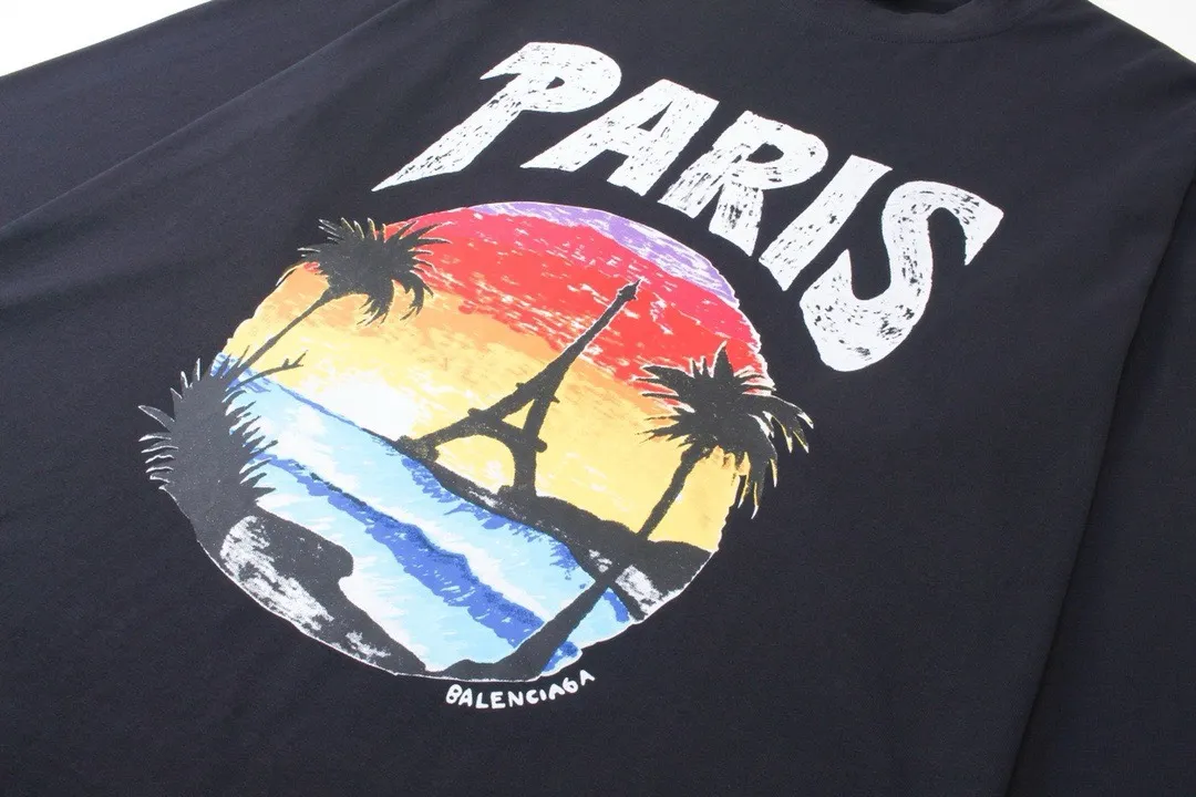 🅿️210 Real photos [Top version. Official website quality] BALENCI*GA/Paris. Long-sleeved T-shirt with Hawaiian sunset coconut palm tower LOGO pattern, brick cabinet synchronization. The fabric is made of Paris ZP custom-woven and dyed cotton sweatshirt. The weight is 260 grams, the cloth surface is clean. The cloth pattern is clear, soft and comfortable. The threads are dyed with no color difference. The classic pattern printing uses imported machine direct printing. The effect is three-dimensional and restores the brick cabinet. Different market currencies, welcome to compare. The version adopts OS loose shoulder design. Same style for men and women. Code: BL235032 Color: black, white Size: XS S M L