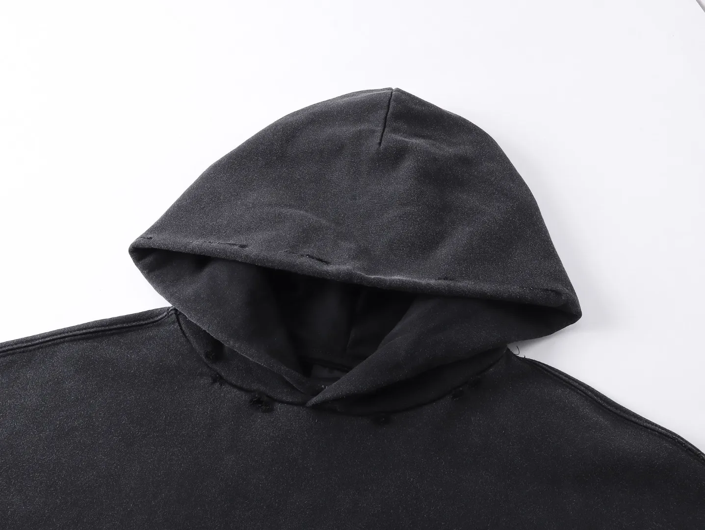🅿️370 - BALENCI*GA Paris' latest hooded long-sleeved sweatshirt with chest patch with letter LOGO. The classic letter LOGO on the front is patched and embroidered with an imported Tajima embroidery machine. The master manually positions and hand-grinds the fixed points. The ready-made garments are washed, aged and worn. Overweight craftsmanship. The effect is three-dimensional. Exclusively pattern-woven and dyed 460g fabric. Threads are dyed in the same vat with zero color difference. Brick cabinet synchronization. Welcome to compare. Same style for men and women. -Color: washed black -SIZE: Xs S M L style number 8960#