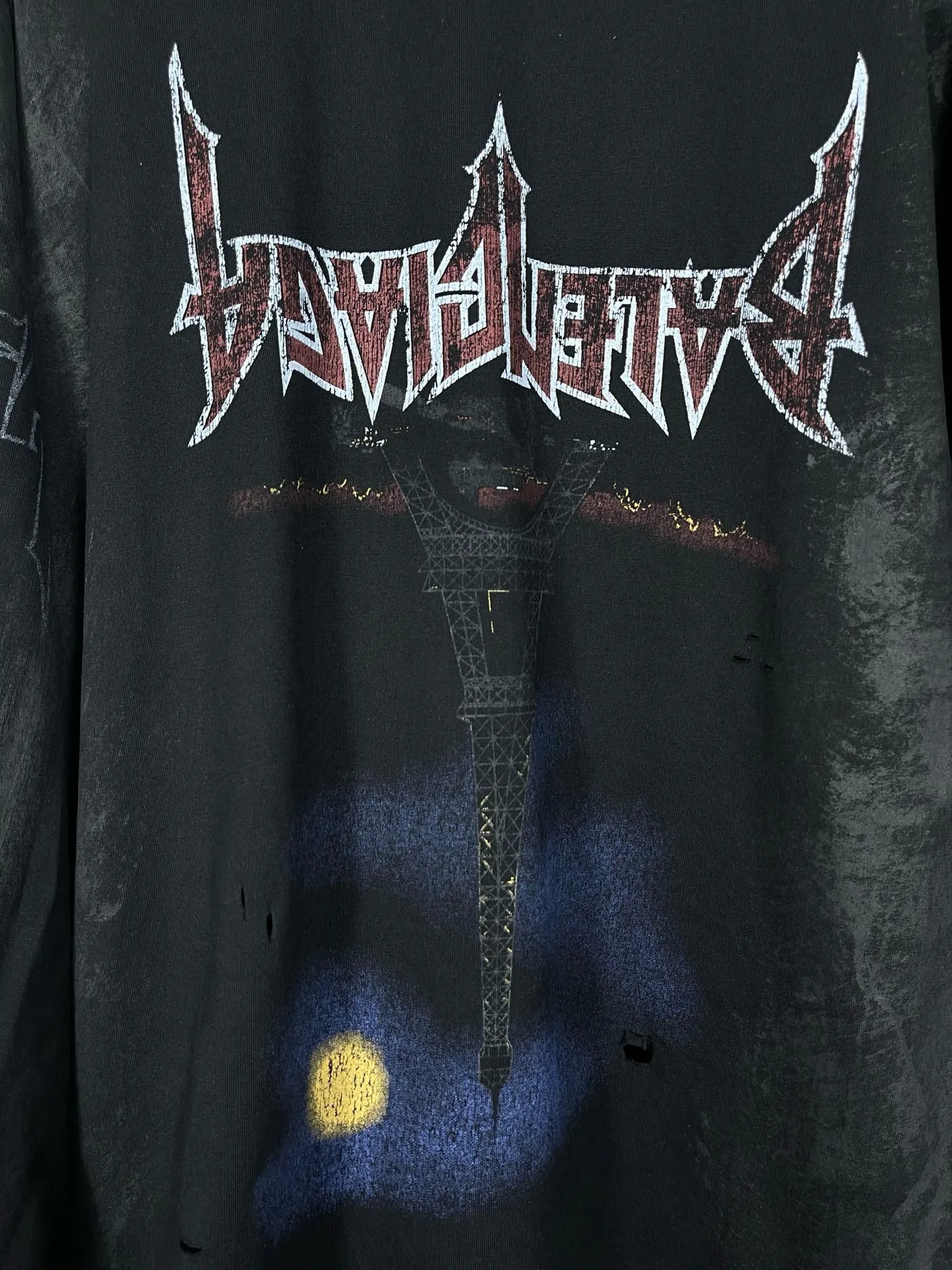 🅿️286 real photos [Top version. Official website quality] BALENCI*GA/Paris. 2024 latest inverted tower inkjet graffiti hand-painted gradient color printing washed distressed damaged T-shirt. Overweight craftsmanship, brick cabinet synchronization. ⚠️ Distinguish the market currency, genuine development, worn. The hand-painted is consistent with ZP, and the printing uses Kornit digital direct printing. The hem adopts a double rib inverted design. The garments are washed, worn and worn. Graffiti are hand-painted. The whole piece is designed with extra heavy craftsmanship. Comparisons welcome. The version adopts OS loose shoulder design. Same style for men and women. Code: BL225026 Color: Black Size: XS S M L