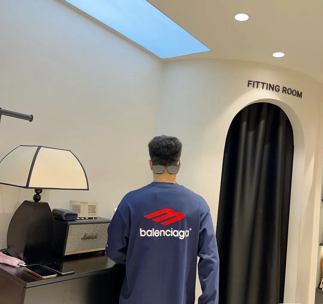 ♻️💯Refer to the model picture for the upper body❤️The top tested version Balenciaga's latest long-sleeved T-shirt with large LOGO icons on the front, back, left and right sleeves embroidery. Balenciaga's first high-street outfit in autumn, it's all high-end, even if you want to be low-key, it's hard not to love it, full of casual sports style. The front and back are embroidered with the same large logo, and the left and right sleeves are also embroidered with the same logo. The contrasting red ➕ black embroidery is really awesome. It will definitely attract attention when paired with a couple style. It is another day to be stunned by the handsomeness! Fashionistas are not afraid of the heat, so long tees are a must-have when traveling to Sichuan and Tibet. Different from the ordinary version, it uses high-quality Tajima embroidery, the neckline is reinforced with two needles and is not easily deformed by machine washing. It is made of high-weight pure cotton double yarn. The counters are updated simultaneously, and genuine products are developed and developed at the first time. The fabric is made of Paris ZP custom-woven and dyed cotton, double-yarn compact cotton with a weight of 260 grams, and the cloth surface is clean. The cloth has clear texture, soft and comfortable, good color fastness and not easy to discolor. The threads are woven and dyed with no color difference. The embroidery is done using imported Tajima embroidery machines. Super 15W needle and thread, three-dimensional effect, clear lines, no burrs and miscellaneous threads, ultra-high craftsmanship embroidery. The version adopts OS loose shoulder style, the same style for male and female couples ▪️Size: XS S.M.L ▪️Color: Iron gray blue white P:340