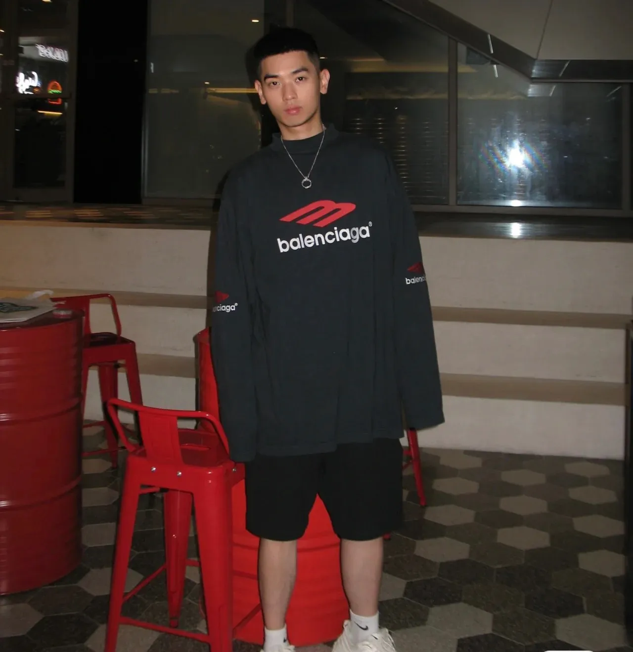 ♻️💯Refer to the model picture for the upper body❤️The top tested version Balenciaga's latest long-sleeved T-shirt with large LOGO icons on the front, back, left and right sleeves embroidery. Balenciaga's first high-street outfit in autumn, it's all high-end, even if you want to be low-key, it's hard not to love it, full of casual sports style. The front and back are embroidered with the same large logo, and the left and right sleeves are also embroidered with the same logo. The contrasting red ➕ black embroidery is really awesome. It will definitely attract attention when paired with a couple style. It is another day to be stunned by the handsomeness! Fashionistas are not afraid of the heat, so long tees are a must-have when traveling to Sichuan and Tibet. Different from the ordinary version, it uses high-quality Tajima embroidery, the neckline is reinforced with two needles and is not easily deformed by machine washing. It is made of high-weight pure cotton double yarn. The counters are updated simultaneously, and genuine products are developed and developed at the first time. The fabric is made of Paris ZP custom-woven and dyed cotton, double-yarn compact cotton with a weight of 260 grams, and the cloth surface is clean. The cloth has clear texture, soft and comfortable, good color fastness and not easy to discolor. The threads are woven and dyed with no color difference. The embroidery is done using imported Tajima embroidery machines. Super 15W needle and thread, three-dimensional effect, clear lines, no burrs and miscellaneous threads, ultra-high craftsmanship embroidery. The version adopts OS loose shoulder style, the same style for male and female couples ▪️Size: XS S.M.L ▪️Color: Iron gray blue white P:340