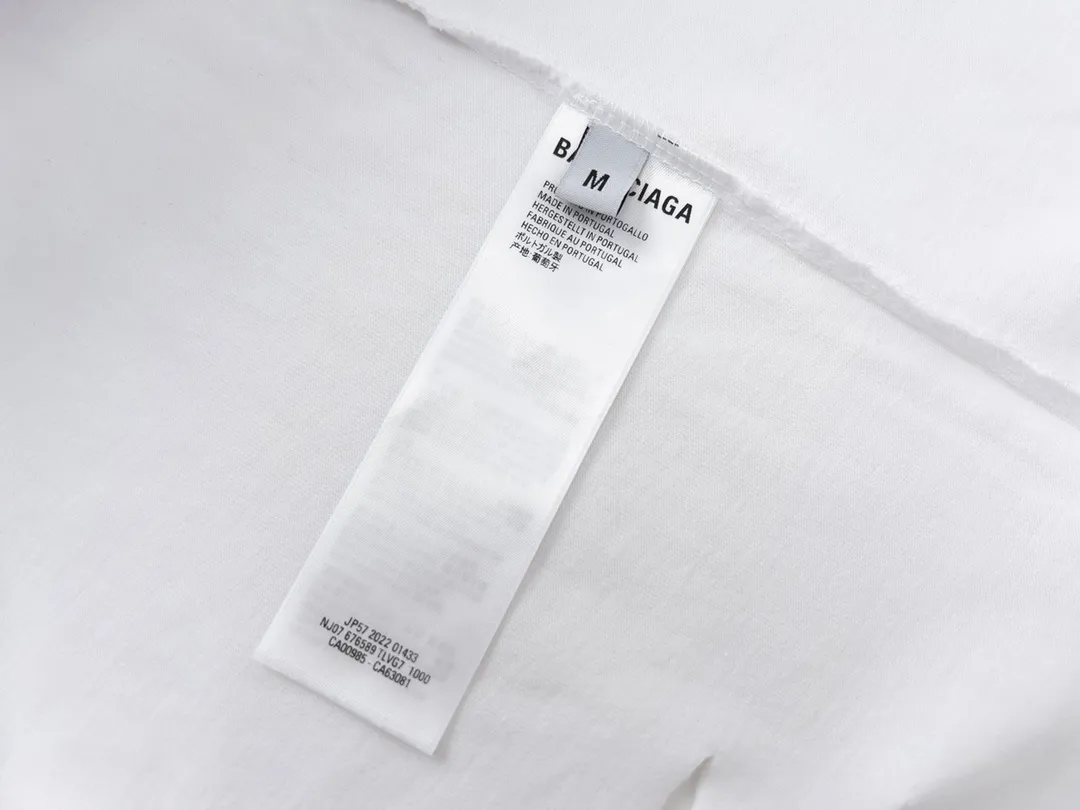 🅿️166 Detailed picture [Top version. Official website quality] BALENCI*GA/Paris. Classic letter LOGO printed ready-to-wear, washed, distressed, hole-cut, short-sleeved T-shirt. Brick cabinet synchronization. The fabric is made of Paris ZP custom-woven and dyed 100% cotton double yarn compact cotton. The weight is 260 grams, the cloth surface is clean. The cloth pattern is clear, soft and comfortable. The threads are dyed with no color difference. The classic pattern is printed with environmentally friendly imported materials, straight cracks and cracked glue. Precision printing screen, the letters are clear and the effect is three-dimensional. Restored brick cabinet. Ready-made garments are washed and worn, many people grind and cut them by hand. Production is done with heavy craftsmanship. Different market currency. Welcome to compare. The version adopts OS loose shoulder version. Same style for men and women. Coding: BL223033 Color: black, white, dark coffee, purple, lake blue, red, army green Size: XS to L