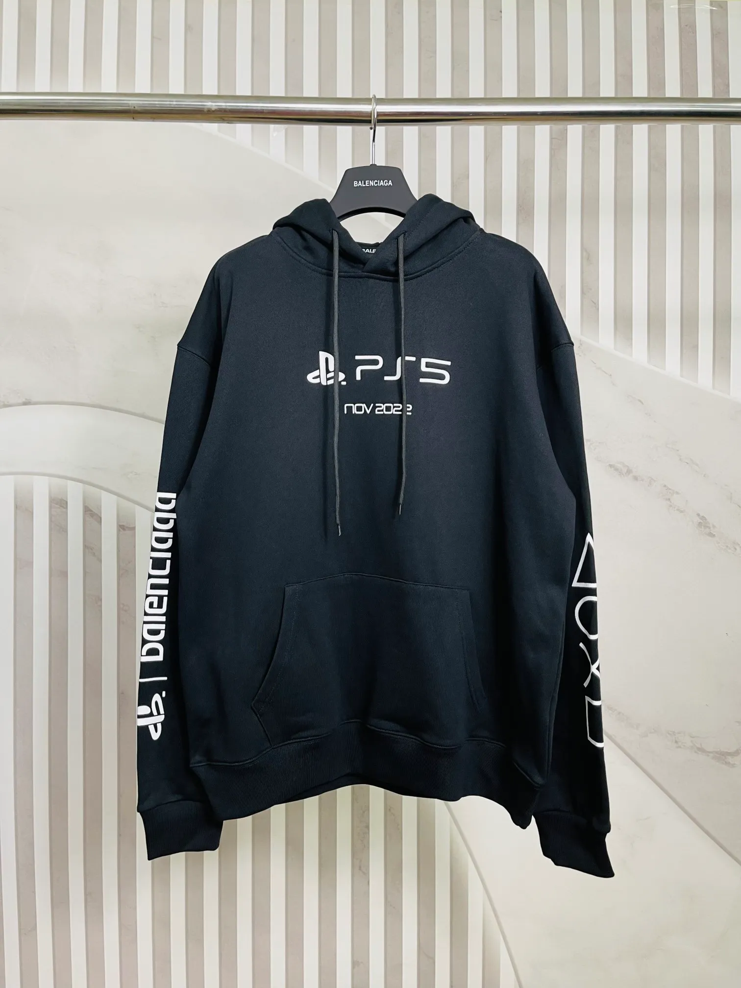 🅿️296 Real photos [Top version. Official website quality] BALENCI*GA/Paris. Classic model 22SS #BALENCI*GA / PlayStation co-branded. Ps5 letter geometric pattern printed hooded long-sleeved sweatshirt. Autumn and winter brick cabinet synchronization. The fabric is made of Paris ZP custom-woven and dyed 100% cotton double-yarn large sweater. The net weight is 460 grams. The cloth surface is clean. The cloth pattern is clear, soft and comfortable. The threads are woven and dyed with no color difference. The classic letter pattern is made of precision mesh. Imported environmentally friendly rubber paddle printing, the letters are clear. The effect is three-dimensional, restoring the brick cabinet, and the version adopts the OS loose shoulder style. Same style for men and women Coding: BL238085 Color: Black. White Size: XS S M L