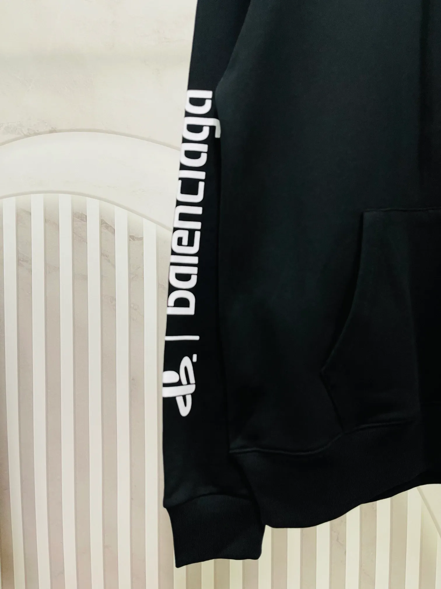 🅿️296 Real photos [Top version. Official website quality] BALENCI*GA/Paris. Classic model 22SS #BALENCI*GA / PlayStation co-branded. Ps5 letter geometric pattern printed hooded long-sleeved sweatshirt. Autumn and winter brick cabinet synchronization. The fabric is made of Paris ZP custom-woven and dyed 100% cotton double-yarn large sweater. The net weight is 460 grams. The cloth surface is clean. The cloth pattern is clear, soft and comfortable. The threads are woven and dyed with no color difference. The classic letter pattern is made of precision mesh. Imported environmentally friendly rubber paddle printing, the letters are clear. The effect is three-dimensional, restoring the brick cabinet, and the version adopts the OS loose shoulder style. Same style for men and women Coding: BL238085 Color: Black. White Size: XS S M L