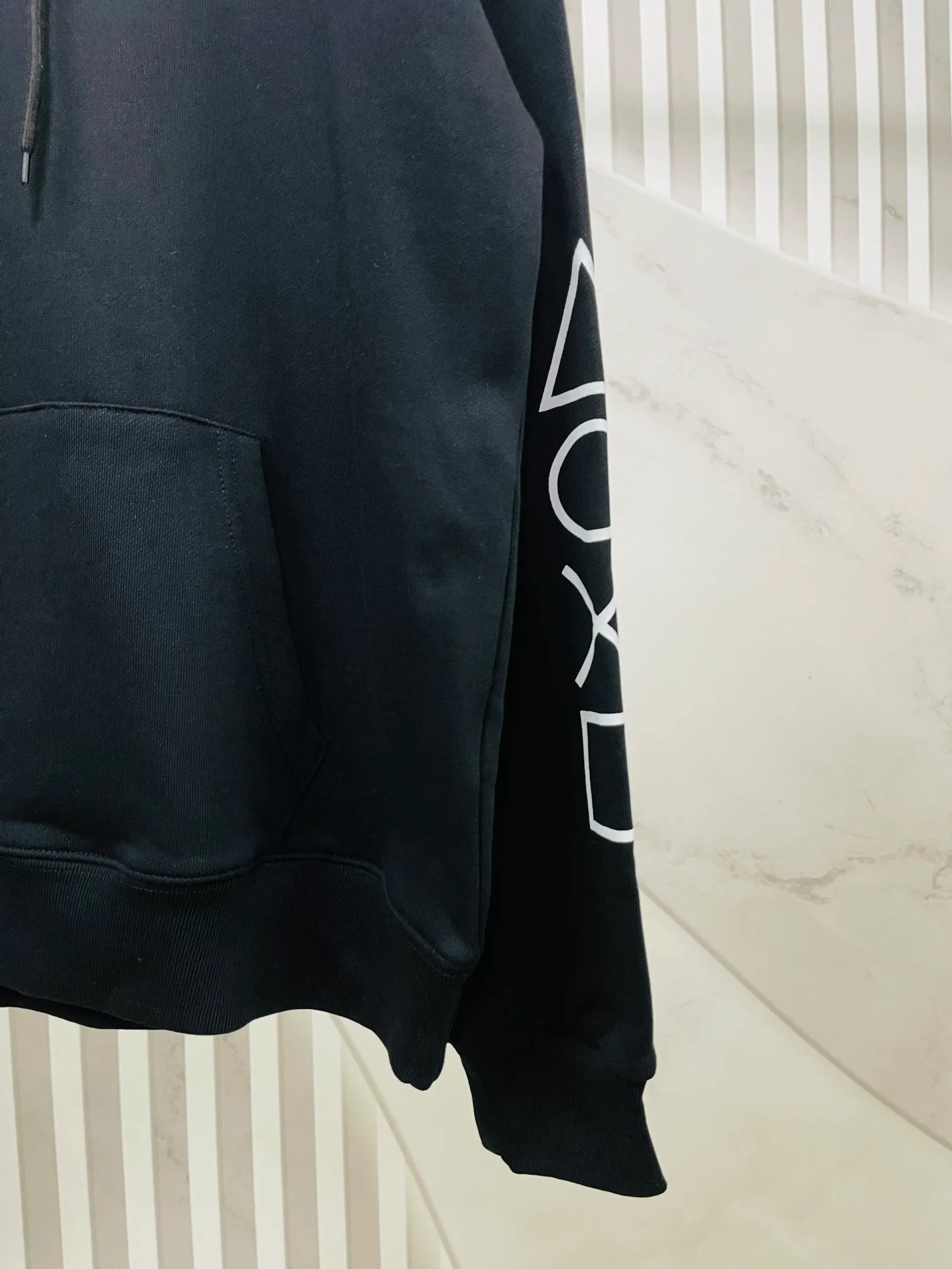 🅿️296 Real photos [Top version. Official website quality] BALENCI*GA/Paris. Classic model 22SS #BALENCI*GA / PlayStation co-branded. Ps5 letter geometric pattern printed hooded long-sleeved sweatshirt. Autumn and winter brick cabinet synchronization. The fabric is made of Paris ZP custom-woven and dyed 100% cotton double-yarn large sweater. The net weight is 460 grams. The cloth surface is clean. The cloth pattern is clear, soft and comfortable. The threads are woven and dyed with no color difference. The classic letter pattern is made of precision mesh. Imported environmentally friendly rubber paddle printing, the letters are clear. The effect is three-dimensional, restoring the brick cabinet, and the version adopts the OS loose shoulder style. Same style for men and women Coding: BL238085 Color: Black. White Size: XS S M L