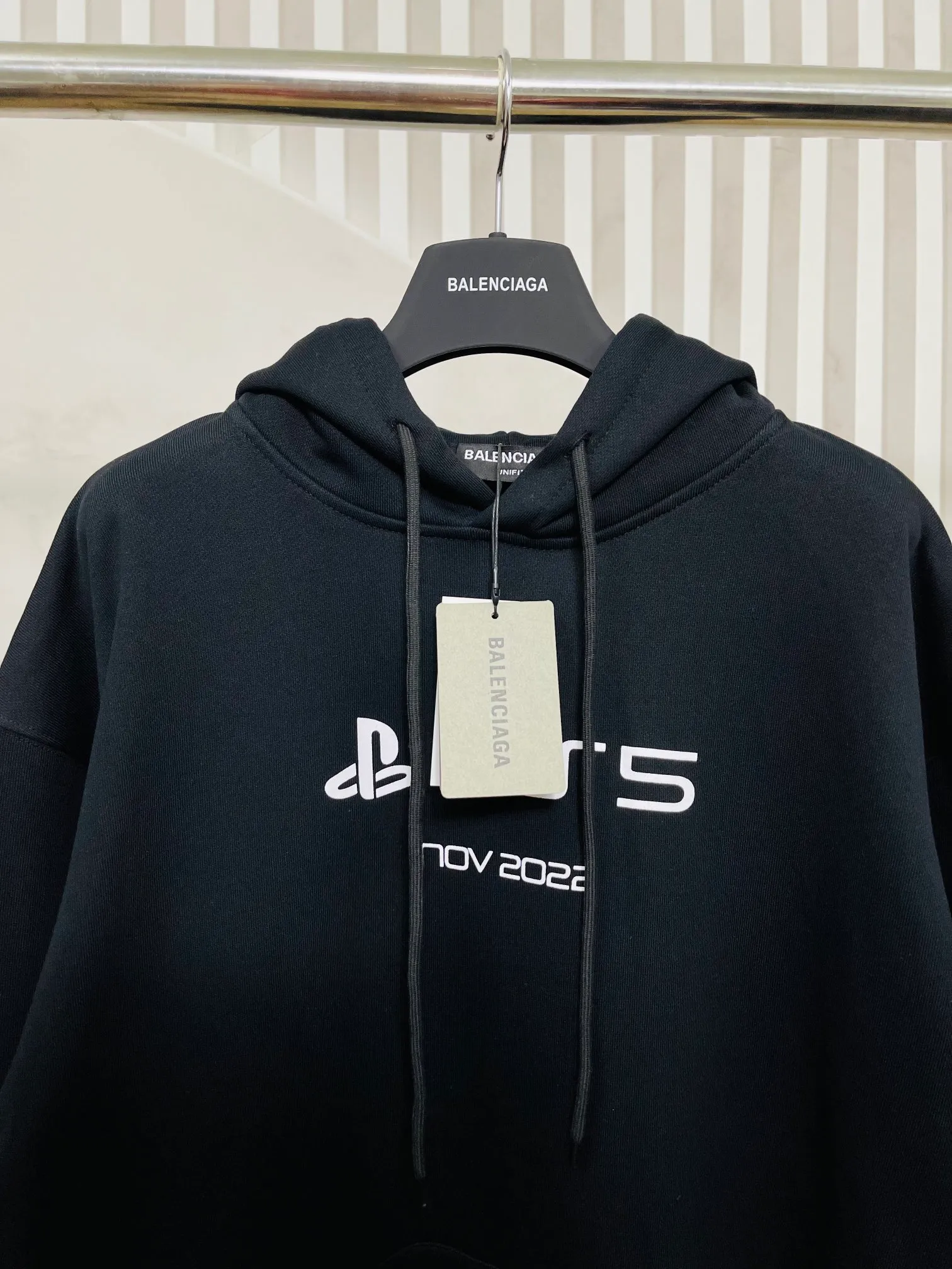 🅿️296 Real photos [Top version. Official website quality] BALENCI*GA/Paris. Classic model 22SS #BALENCI*GA / PlayStation co-branded. Ps5 letter geometric pattern printed hooded long-sleeved sweatshirt. Autumn and winter brick cabinet synchronization. The fabric is made of Paris ZP custom-woven and dyed 100% cotton double-yarn large sweater. The net weight is 460 grams. The cloth surface is clean. The cloth pattern is clear, soft and comfortable. The threads are woven and dyed with no color difference. The classic letter pattern is made of precision mesh. Imported environmentally friendly rubber paddle printing, the letters are clear. The effect is three-dimensional, restoring the brick cabinet, and the version adopts the OS loose shoulder style. Same style for men and women Coding: BL238085 Color: Black. White Size: XS S M L