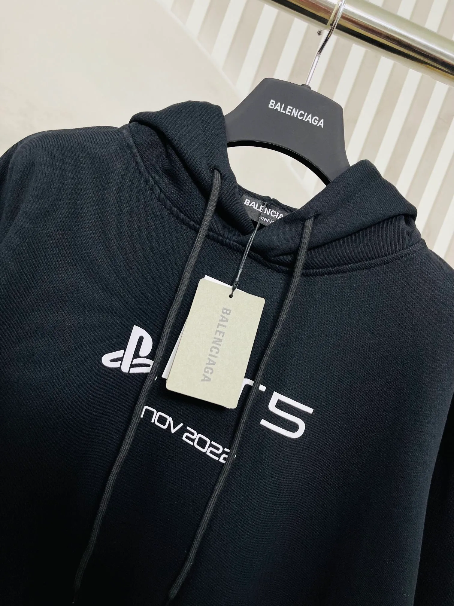 🅿️296 Real photos [Top version. Official website quality] BALENCI*GA/Paris. Classic model 22SS #BALENCI*GA / PlayStation co-branded. Ps5 letter geometric pattern printed hooded long-sleeved sweatshirt. Autumn and winter brick cabinet synchronization. The fabric is made of Paris ZP custom-woven and dyed 100% cotton double-yarn large sweater. The net weight is 460 grams. The cloth surface is clean. The cloth pattern is clear, soft and comfortable. The threads are woven and dyed with no color difference. The classic letter pattern is made of precision mesh. Imported environmentally friendly rubber paddle printing, the letters are clear. The effect is three-dimensional, restoring the brick cabinet, and the version adopts the OS loose shoulder style. Same style for men and women Coding: BL238085 Color: Black. White Size: XS S M L