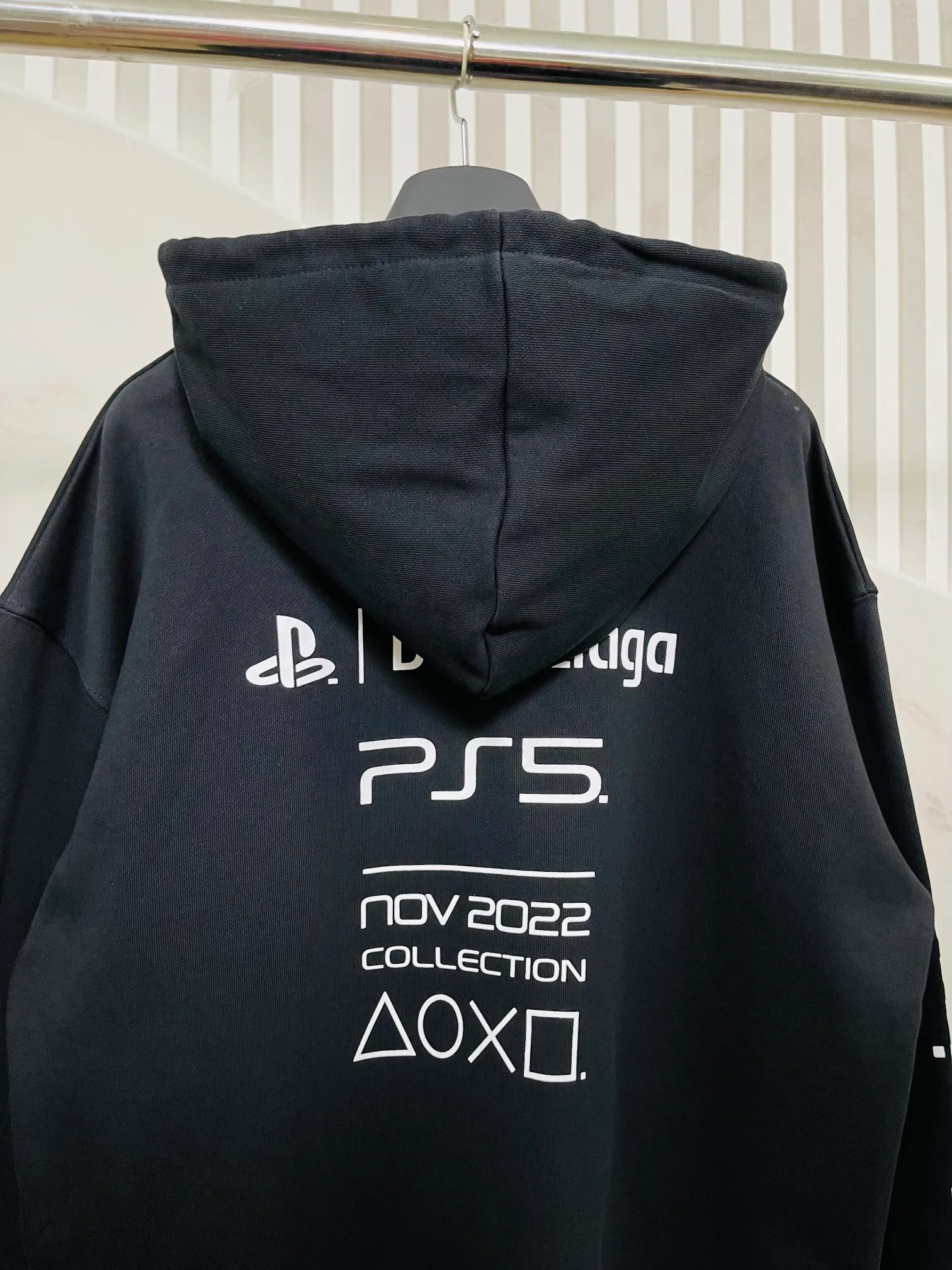 🅿️296 Real photos [Top version. Official website quality] BALENCI*GA/Paris. Classic model 22SS #BALENCI*GA / PlayStation co-branded. Ps5 letter geometric pattern printed hooded long-sleeved sweatshirt. Autumn and winter brick cabinet synchronization. The fabric is made of Paris ZP custom-woven and dyed 100% cotton double-yarn large sweater. The net weight is 460 grams. The cloth surface is clean. The cloth pattern is clear, soft and comfortable. The threads are woven and dyed with no color difference. The classic letter pattern is made of precision mesh. Imported environmentally friendly rubber paddle printing, the letters are clear. The effect is three-dimensional, restoring the brick cabinet, and the version adopts the OS loose shoulder style. Same style for men and women Coding: BL238085 Color: Black. White Size: XS S M L