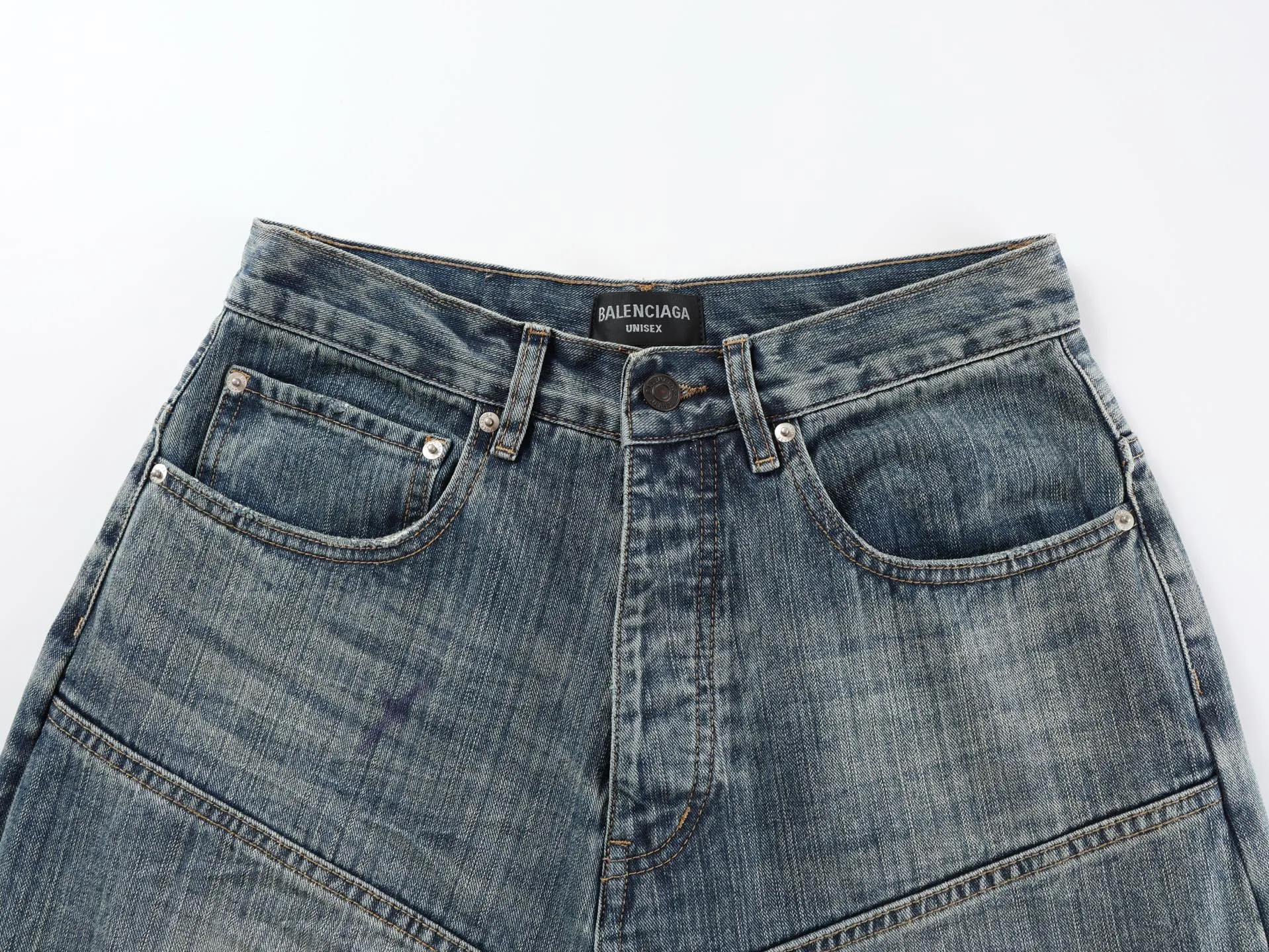 🅿️600 [Exclusive supply] BLCG 25SS Baggy wide-leg jeans (blue) Jeans that have been in operation for more than three months, with a minimum order of 1,000 meters of fabric, and several modifications in the middle, and they were shipped perfectly! The fabric is made of 100% pure cotton twill denim fabric imported from Japan and manufactured with high-density equipment imported from Italy. The original base contains spandex micro-elasticity to restore the simple texture of the denim item itself. The fabric is first washed and hand-made with a whiskering effect. , washed and polished to create an aged texture, the color is overly natural, the waist drawstring is custom-made, the waist can be tightened by the drawstring, the lettering hardware accessories are molded in a custom-made old color, and the back waist cowhide leather label is very versatile and has a loose baggy style. Size:XS/S/M