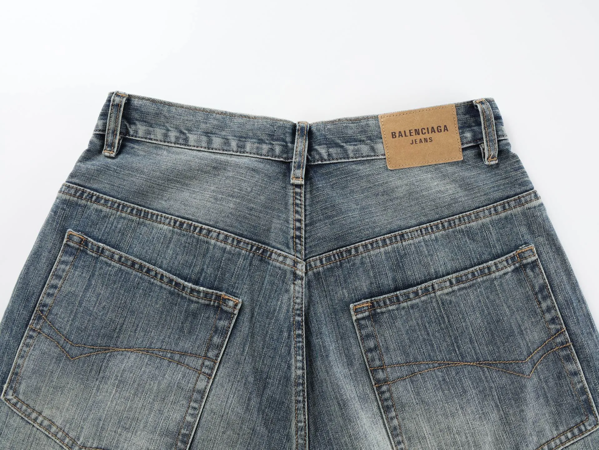 🅿️600 [Exclusive supply] BLCG 25SS Baggy wide-leg jeans (blue) Jeans that have been in operation for more than three months, with a minimum order of 1,000 meters of fabric, and several modifications in the middle, and they were shipped perfectly! The fabric is made of 100% pure cotton twill denim fabric imported from Japan and manufactured with high-density equipment imported from Italy. The original base contains spandex micro-elasticity to restore the simple texture of the denim item itself. The fabric is first washed and hand-made with a whiskering effect. , washed and polished to create an aged texture, the color is overly natural, the waist drawstring is custom-made, the waist can be tightened by the drawstring, the lettering hardware accessories are molded in a custom-made old color, and the back waist cowhide leather label is very versatile and has a loose baggy style. Size:XS/S/M