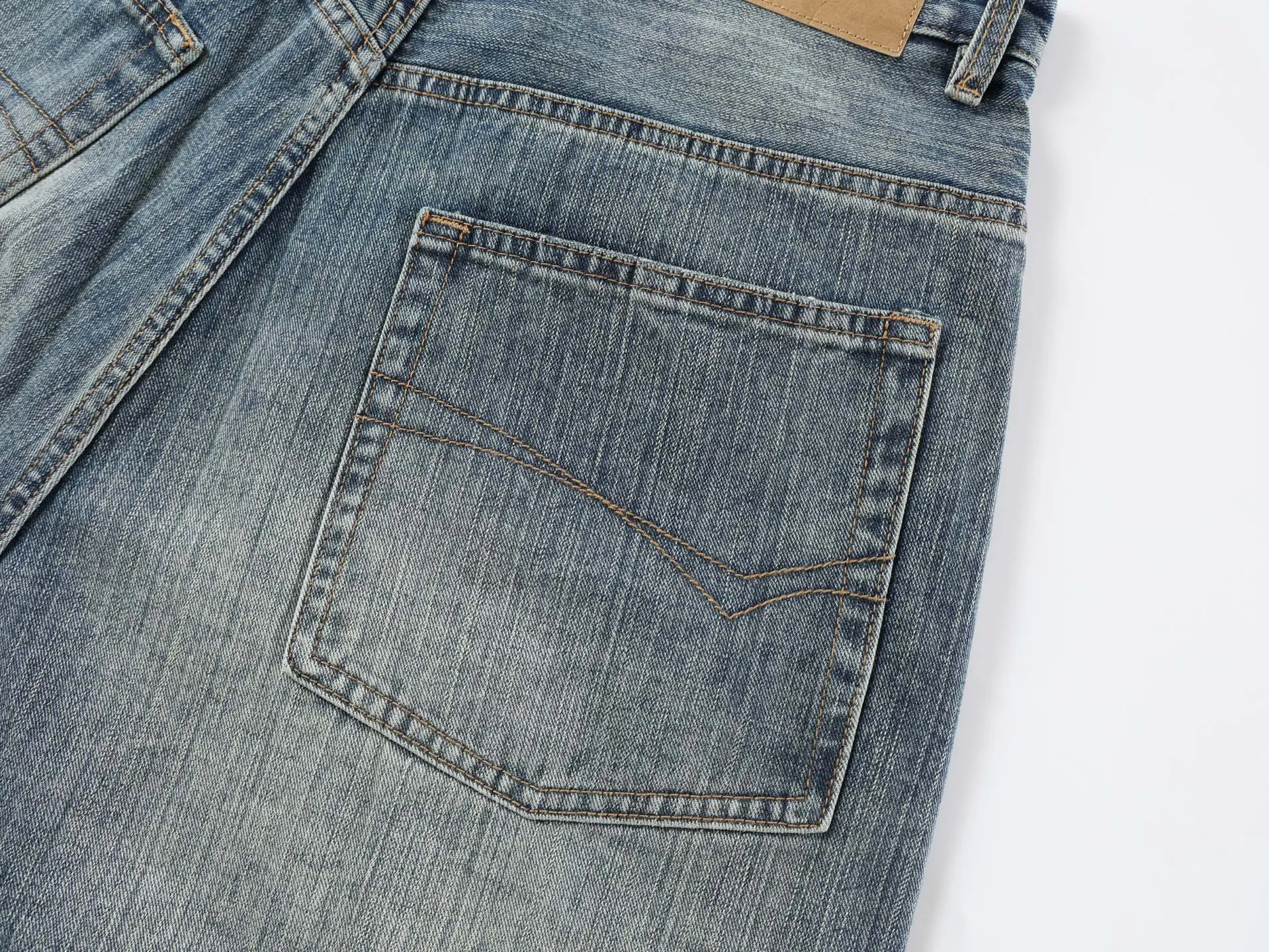 🅿️600 [Exclusive supply] BLCG 25SS Baggy wide-leg jeans (blue) Jeans that have been in operation for more than three months, with a minimum order of 1,000 meters of fabric, and several modifications in the middle, and they were shipped perfectly! The fabric is made of 100% pure cotton twill denim fabric imported from Japan and manufactured with high-density equipment imported from Italy. The original base contains spandex micro-elasticity to restore the simple texture of the denim item itself. The fabric is first washed and hand-made with a whiskering effect. , washed and polished to create an aged texture, the color is overly natural, the waist drawstring is custom-made, the waist can be tightened by the drawstring, the lettering hardware accessories are molded in a custom-made old color, and the back waist cowhide leather label is very versatile and has a loose baggy style. Size:XS/S/M