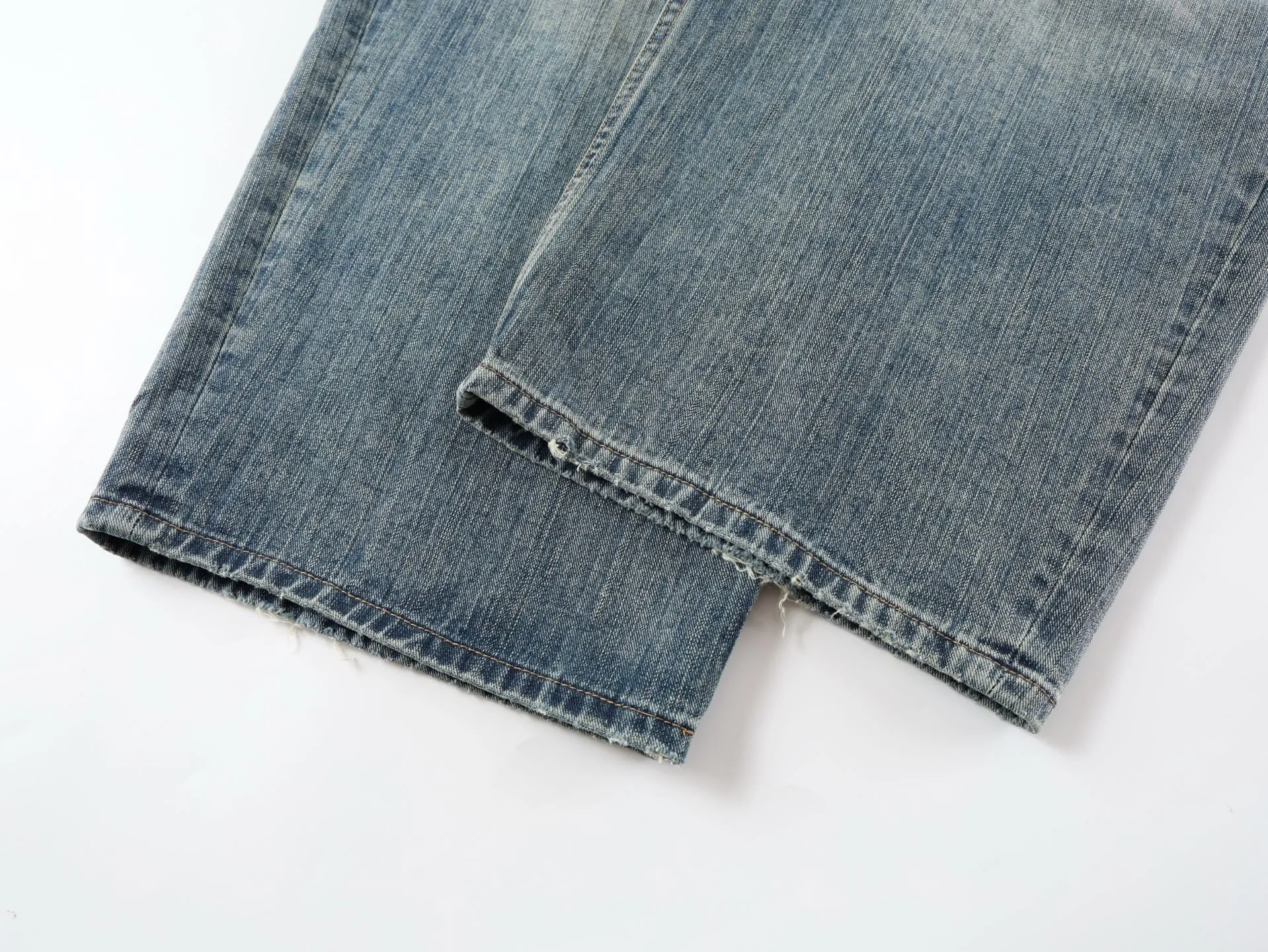 🅿️600 [Exclusive supply] BLCG 25SS Baggy wide-leg jeans (blue) Jeans that have been in operation for more than three months, with a minimum order of 1,000 meters of fabric, and several modifications in the middle, and they were shipped perfectly! The fabric is made of 100% pure cotton twill denim fabric imported from Japan and manufactured with high-density equipment imported from Italy. The original base contains spandex micro-elasticity to restore the simple texture of the denim item itself. The fabric is first washed and hand-made with a whiskering effect. , washed and polished to create an aged texture, the color is overly natural, the waist drawstring is custom-made, the waist can be tightened by the drawstring, the lettering hardware accessories are molded in a custom-made old color, and the back waist cowhide leather label is very versatile and has a loose baggy style. Size:XS/S/M