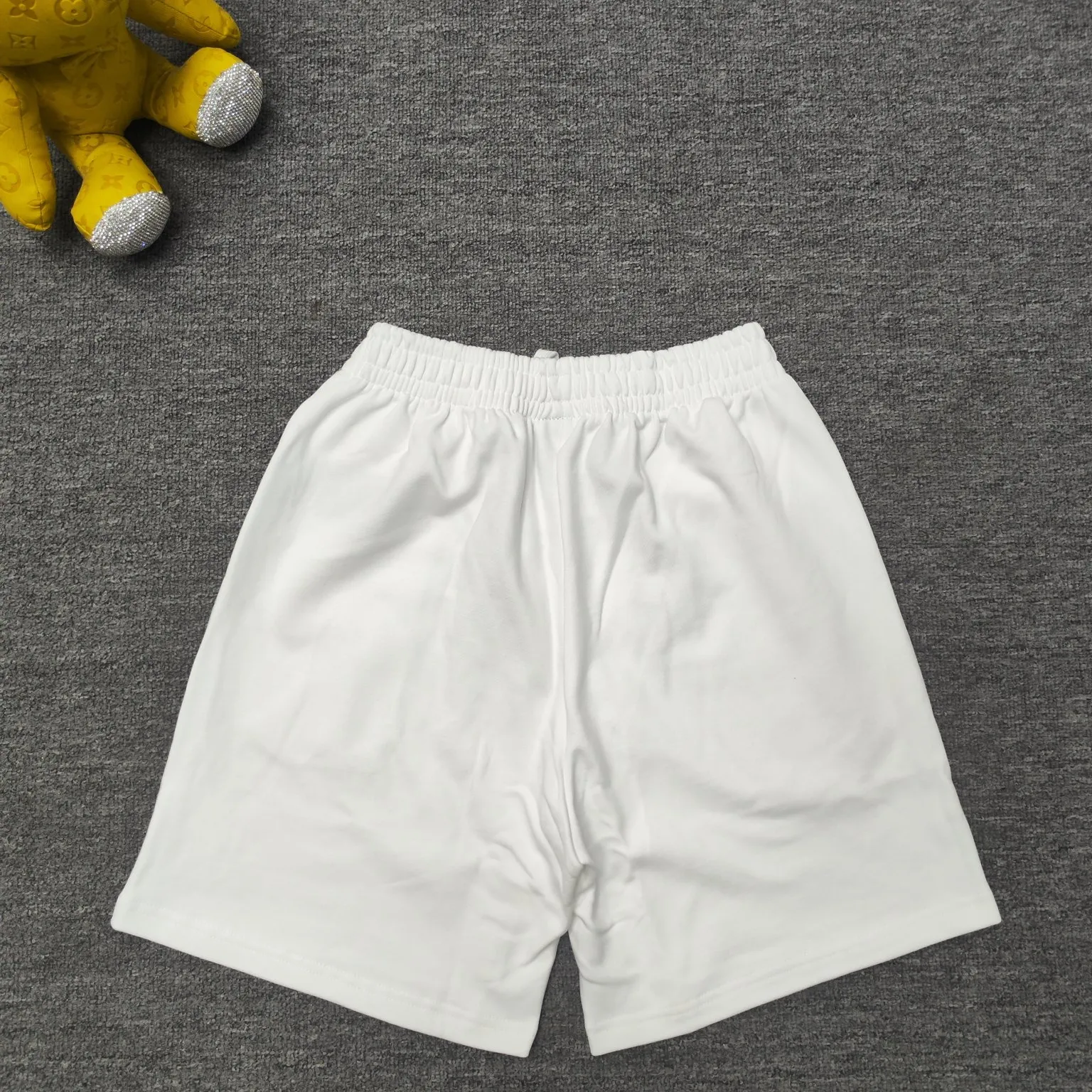 The top version of Balenciga/Balenciaga Dissolved Coca-Cola shorts are the same style for male and female stars. Pure cotton terry fabric, thick hand feel, contrast-dyed fabric, hand-painted spray-dissolved effect pattern, ultra-fine flat screen printing process, full of fashion sense, using fine gauze material as the screen, dyed pure cotton fabric, OS version, complete with three standards, same style for men and women. New style shorts, pure cotton terry fabric, thin fabric is soft and comfortable, the whole body is heavily distressed and washed, the latest Coke atomized watermark design, loose fit, same as for men and women, size xssml [Washing instructions: Cotton, hand wash recommended, gentle pressure, wash with warm or cold water below 30℃, separate dark and light colors during washing, not suitable for exposure to the sun] Size: S-XL Color: black and white P:310