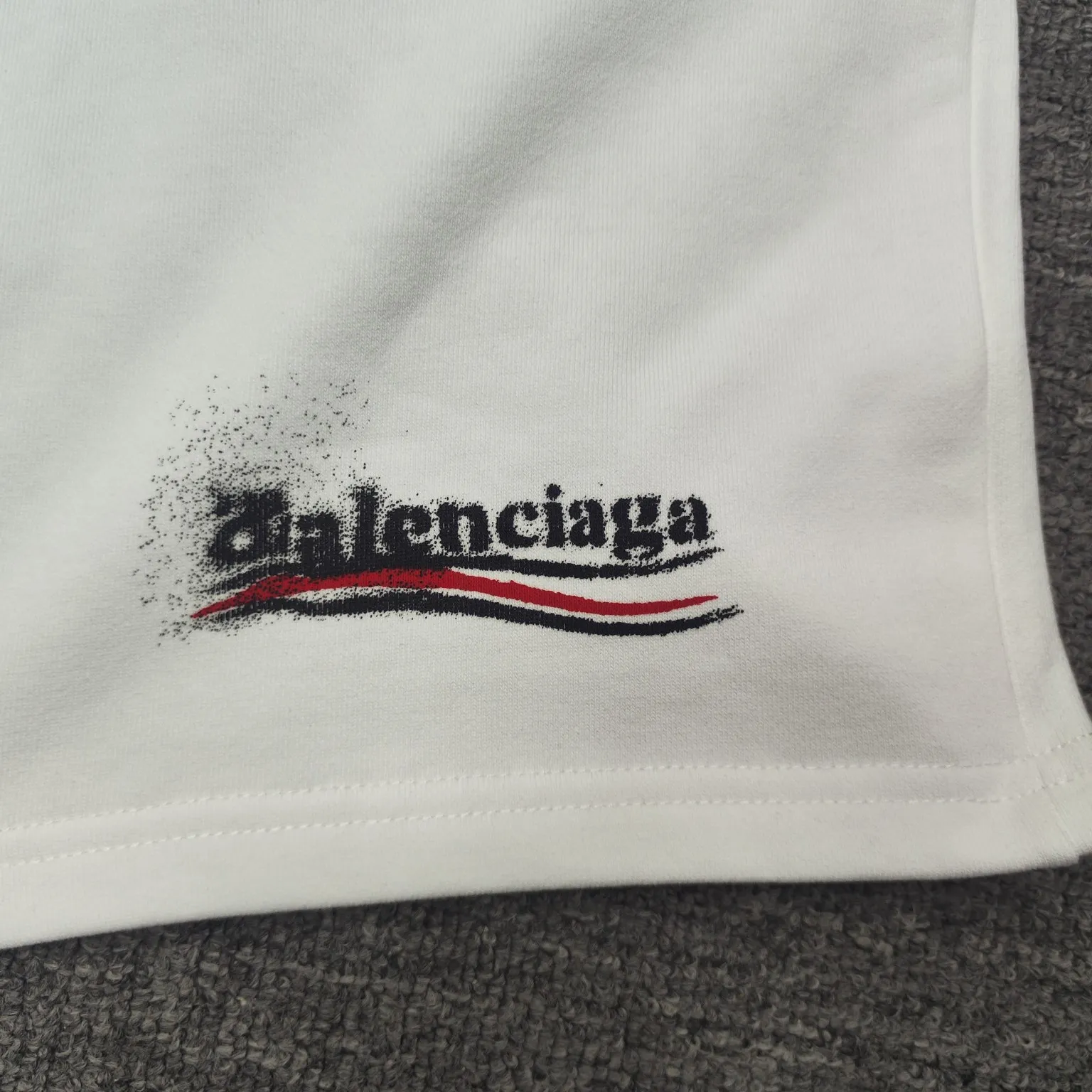 The top version of Balenciga/Balenciaga Dissolved Coca-Cola shorts are the same style for male and female stars. Pure cotton terry fabric, thick hand feel, contrast-dyed fabric, hand-painted spray-dissolved effect pattern, ultra-fine flat screen printing process, full of fashion sense, using fine gauze material as the screen, dyed pure cotton fabric, OS version, complete with three standards, same style for men and women. New style shorts, pure cotton terry fabric, thin fabric is soft and comfortable, the whole body is heavily distressed and washed, the latest Coke atomized watermark design, loose fit, same as for men and women, size xssml [Washing instructions: Cotton, hand wash recommended, gentle pressure, wash with warm or cold water below 30℃, separate dark and light colors during washing, not suitable for exposure to the sun] Size: S-XL Color: black and white P:310