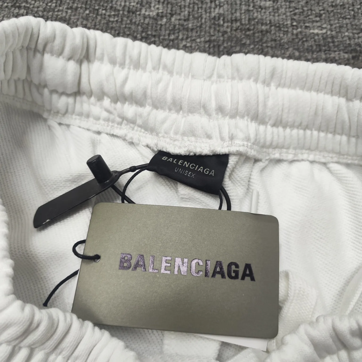 The top version of Balenciga/Balenciaga Dissolved Coca-Cola shorts are the same style for male and female stars. Pure cotton terry fabric, thick hand feel, contrast-dyed fabric, hand-painted spray-dissolved effect pattern, ultra-fine flat screen printing process, full of fashion sense, using fine gauze material as the screen, dyed pure cotton fabric, OS version, complete with three standards, same style for men and women. New style shorts, pure cotton terry fabric, thin fabric is soft and comfortable, the whole body is heavily distressed and washed, the latest Coke atomized watermark design, loose fit, same as for men and women, size xssml [Washing instructions: Cotton, hand wash recommended, gentle pressure, wash with warm or cold water below 30℃, separate dark and light colors during washing, not suitable for exposure to the sun] Size: S-XL Color: black and white P:310