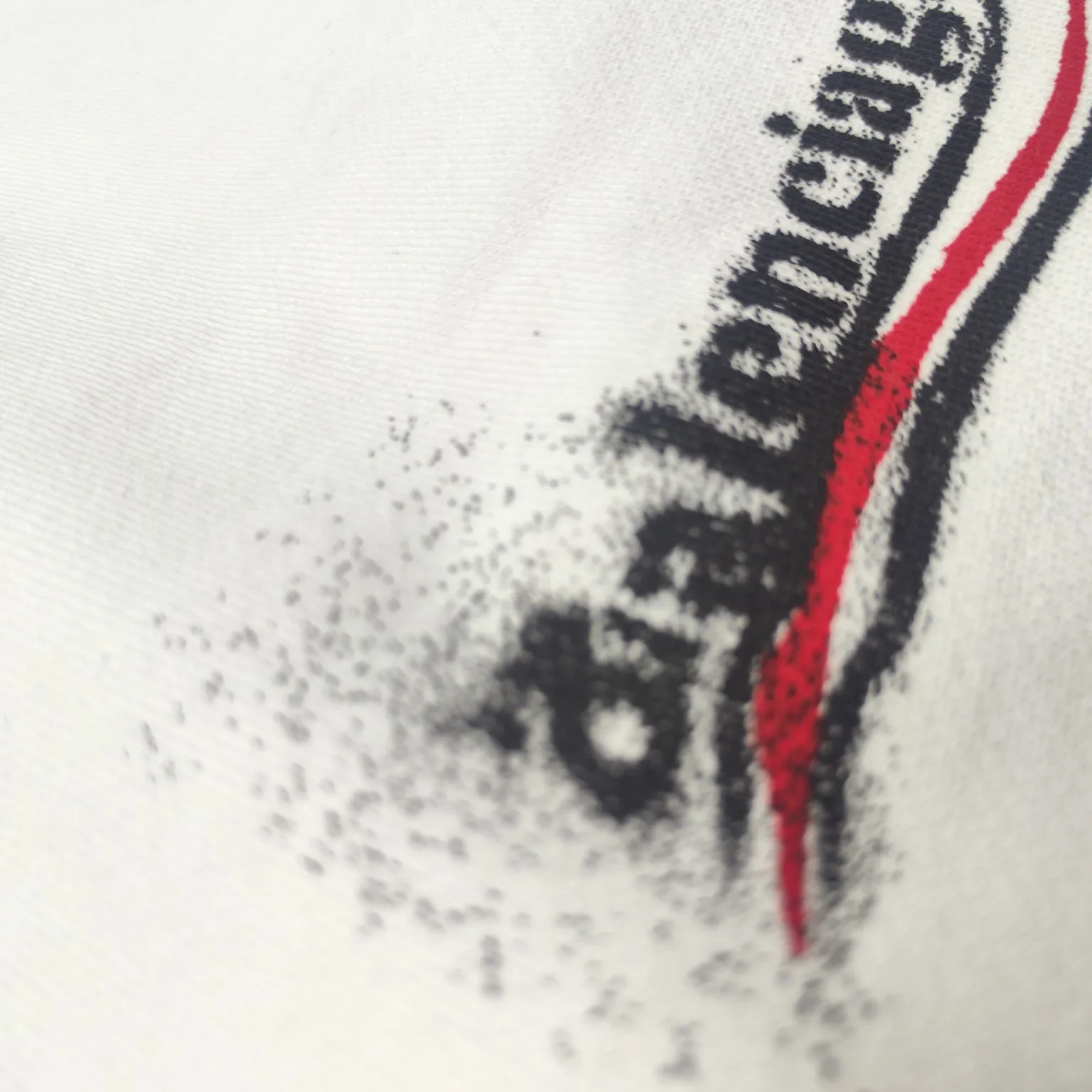 The top version of Balenciga/Balenciaga Dissolved Coca-Cola shorts are the same style for male and female stars. Pure cotton terry fabric, thick hand feel, contrast-dyed fabric, hand-painted spray-dissolved effect pattern, ultra-fine flat screen printing process, full of fashion sense, using fine gauze material as the screen, dyed pure cotton fabric, OS version, complete with three standards, same style for men and women. New style shorts, pure cotton terry fabric, thin fabric is soft and comfortable, the whole body is heavily distressed and washed, the latest Coke atomized watermark design, loose fit, same as for men and women, size xssml [Washing instructions: Cotton, hand wash recommended, gentle pressure, wash with warm or cold water below 30℃, separate dark and light colors during washing, not suitable for exposure to the sun] Size: S-XL Color: black and white P:310