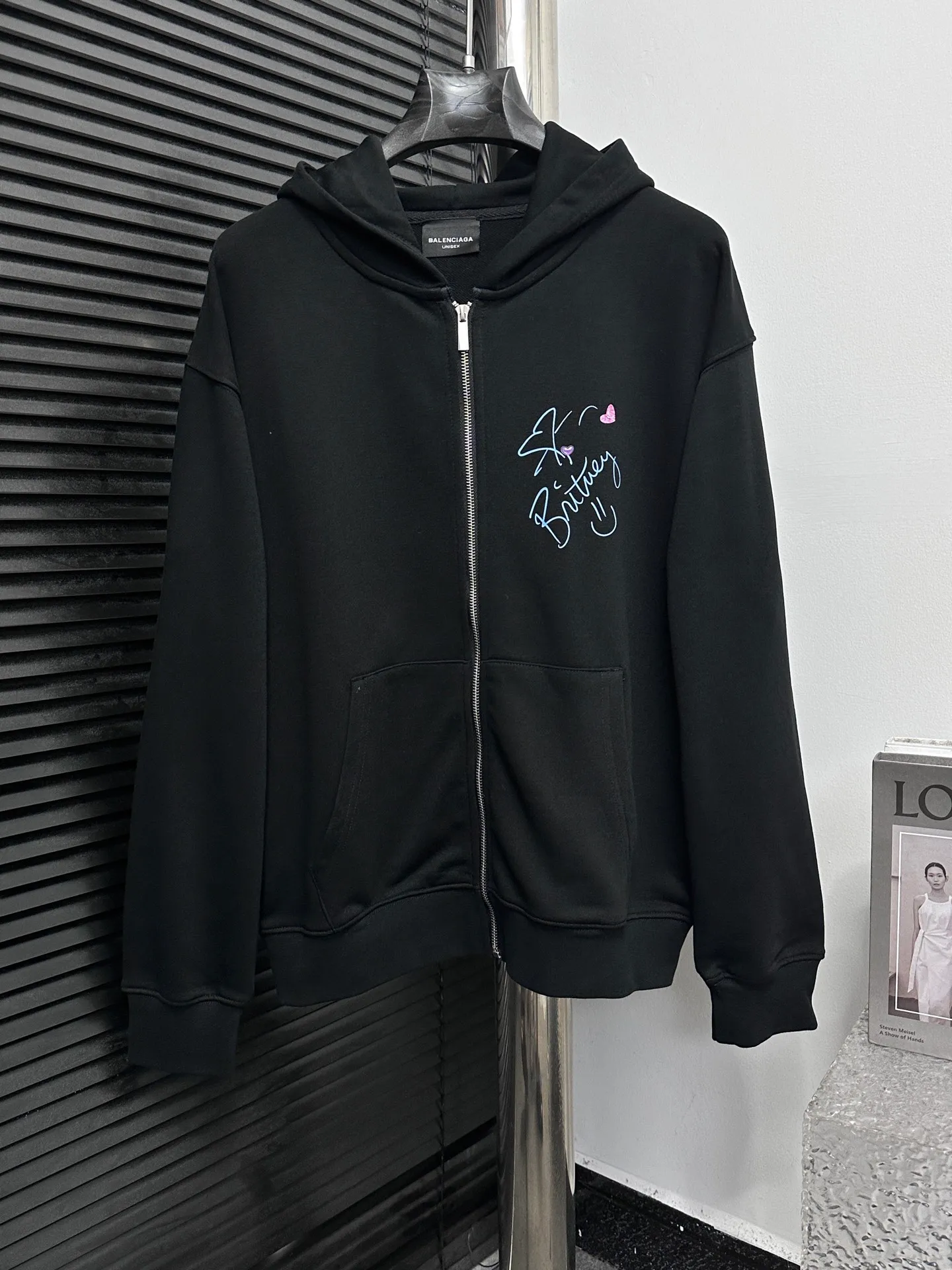 🅿️330 【BALENCIaGA】Paris Notes Singer Portrait Hooded Sweatshirt. The fabric surface is clean. The fabric pattern is clear, soft and comfortable. The threads are dyed with no color difference. The tape is stamped with imported transparent glue. The effect is three-dimensional. Restore brick cabinets, adopt OS loose shoulder style. Same style for men and women. Size: S-XL