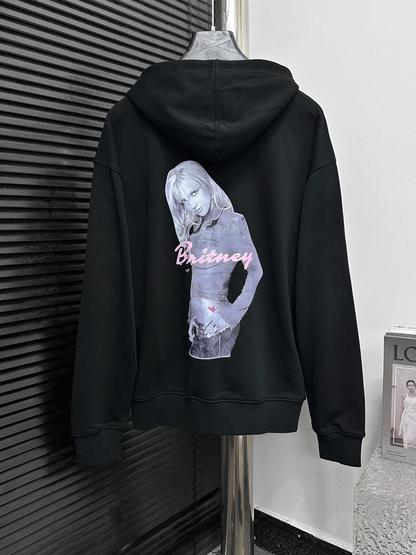 🅿️330 【BALENCIaGA】Paris Notes Singer Portrait Hooded Sweatshirt. The fabric surface is clean. The fabric pattern is clear, soft and comfortable. The threads are dyed with no color difference. The tape is stamped with imported transparent glue. The effect is three-dimensional. Restore brick cabinets, adopt OS loose shoulder style. Same style for men and women. Size: S-XL