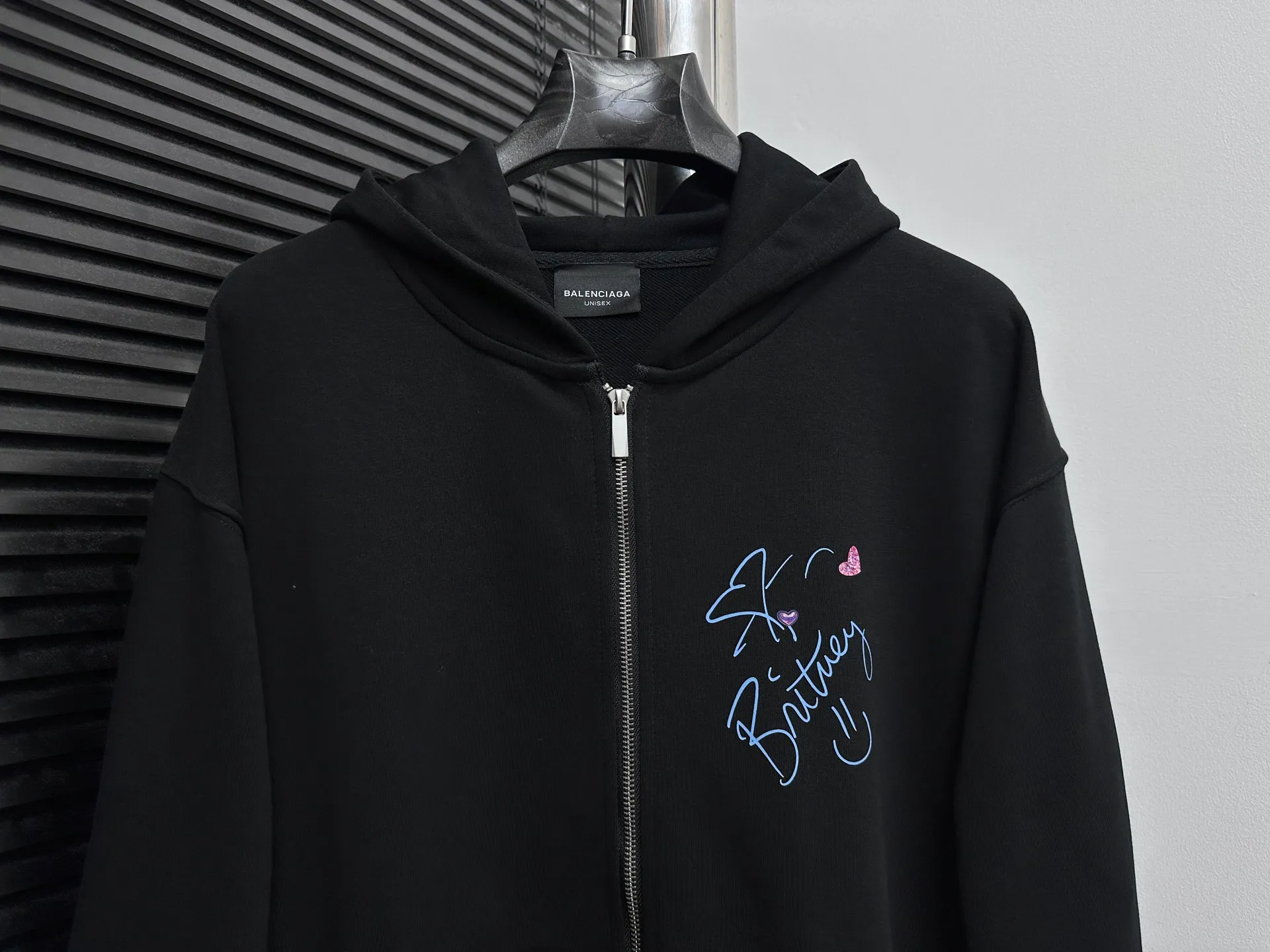 🅿️330 【BALENCIaGA】Paris Notes Singer Portrait Hooded Sweatshirt. The fabric surface is clean. The fabric pattern is clear, soft and comfortable. The threads are dyed with no color difference. The tape is stamped with imported transparent glue. The effect is three-dimensional. Restore brick cabinets, adopt OS loose shoulder style. Same style for men and women. Size: S-XL