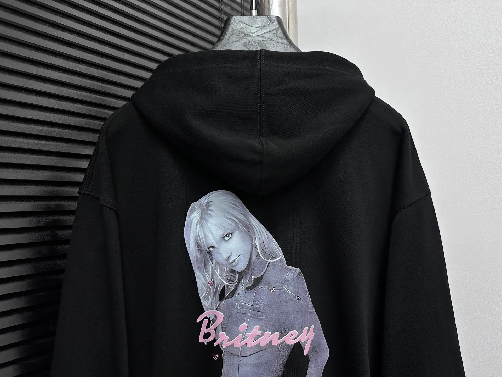 🅿️330 【BALENCIaGA】Paris Notes Singer Portrait Hooded Sweatshirt. The fabric surface is clean. The fabric pattern is clear, soft and comfortable. The threads are dyed with no color difference. The tape is stamped with imported transparent glue. The effect is three-dimensional. Restore brick cabinets, adopt OS loose shoulder style. Same style for men and women. Size: S-XL