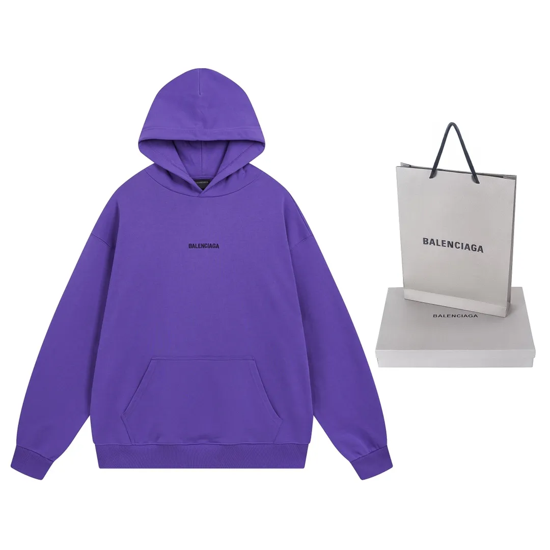 🅿️300 Detailed picture [Top version. Official website quality] BALENCI*GA/Paris#Classic model. Classic letter embroidered long-sleeved hooded sweatshirt on the front and back. 2023 autumn and winter brick cabinet synchronization.                       The fabric is made of Paris ZP custom-woven and dyed cotton double yarn David coat. The weight is 450 grams. The cloth surface is clean. The cloth pattern is clear, soft and comfortable. The threads are dyed with no color difference. The classic letters are embroidered with an imported Tajima embroidery machine. The letters are clear and the effect is three-dimensional, restoring the brick cabinet. The version adopts the OS loose shoulder style. Same style for men and women. Coding: BL238039 Color: black, ash, purple, khaki, off-white Size: XS S M L