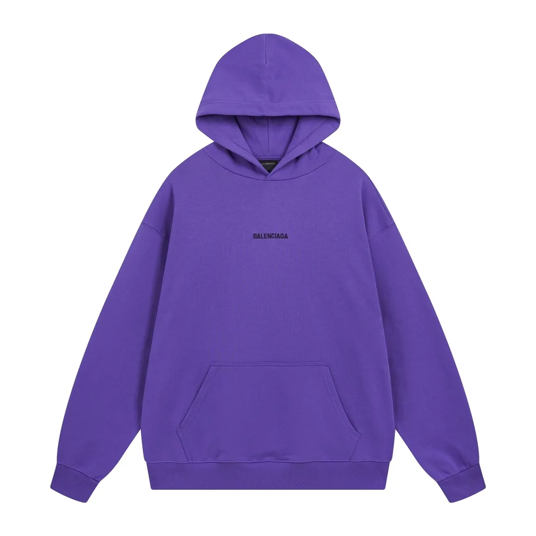 🅿️300 Detailed picture [Top version. Official website quality] BALENCI*GA/Paris#Classic model. Classic letter embroidered long-sleeved hooded sweatshirt on the front and back. 2023 autumn and winter brick cabinet synchronization.                       The fabric is made of Paris ZP custom-woven and dyed cotton double yarn David coat. The weight is 450 grams. The cloth surface is clean. The cloth pattern is clear, soft and comfortable. The threads are dyed with no color difference. The classic letters are embroidered with an imported Tajima embroidery machine. The letters are clear and the effect is three-dimensional, restoring the brick cabinet. The version adopts the OS loose shoulder style. Same style for men and women. Coding: BL238039 Color: black, ash, purple, khaki, off-white Size: XS S M L
