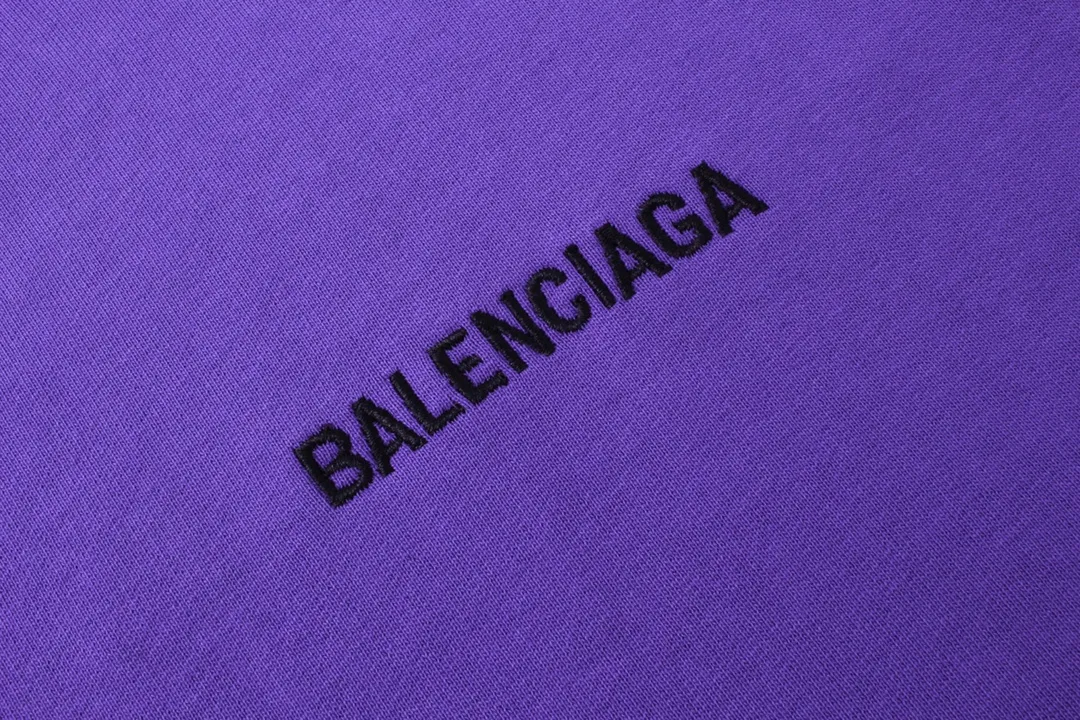 🅿️300 Detailed picture [Top version. Official website quality] BALENCI*GA/Paris#Classic model. Classic letter embroidered long-sleeved hooded sweatshirt on the front and back. 2023 autumn and winter brick cabinet synchronization.                       The fabric is made of Paris ZP custom-woven and dyed cotton double yarn David coat. The weight is 450 grams. The cloth surface is clean. The cloth pattern is clear, soft and comfortable. The threads are dyed with no color difference. The classic letters are embroidered with an imported Tajima embroidery machine. The letters are clear and the effect is three-dimensional, restoring the brick cabinet. The version adopts the OS loose shoulder style. Same style for men and women. Coding: BL238039 Color: black, ash, purple, khaki, off-white Size: XS S M L