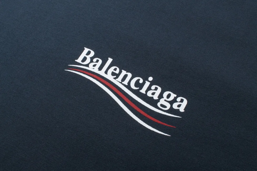 🅿️166 Detailed picture [Top version. Official website quality] BALENCI*GA/Paris #Classic, Coke printed short-sleeved T-shirt# The fabric is made of Paris ZP custom-woven and dyed cotton double yarn. Weighing 260 grams, the cloth surface is clean. The cloth pattern is clear, soft and comfortable. The threads are dyed with no color difference. The classic pattern printing uses environmentally friendly imported glue and precision stencil. The letters are clear. No burrs. The three-dimensional effect is strong. All colors are synchronized with the brick cabinets, custom woven and dyed, and will not fade. Different market currencies. The version adopts OS loose shoulder style. Same style for men and women. Code: BL223029 Color: white, black, yellow, red, gray, gray orchid, blue, military green, navy. Size: XS to L