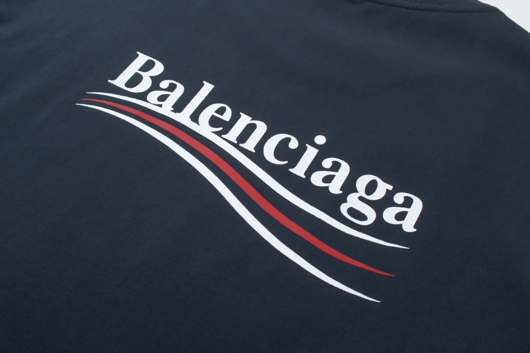 🅿️166 Detailed picture [Top version. Official website quality] BALENCI*GA/Paris #Classic, Coke printed short-sleeved T-shirt# The fabric is made of Paris ZP custom-woven and dyed cotton double yarn. Weighing 260 grams, the cloth surface is clean. The cloth pattern is clear, soft and comfortable. The threads are dyed with no color difference. The classic pattern printing uses environmentally friendly imported glue and precision stencil. The letters are clear. No burrs. The three-dimensional effect is strong. All colors are synchronized with the brick cabinets, custom woven and dyed, and will not fade. Different market currencies. The version adopts OS loose shoulder style. Same style for men and women. Code: BL223029 Color: white, black, yellow, red, gray, gray orchid, blue, military green, navy. Size: XS to L