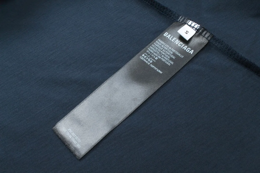 🅿️166 Detailed picture [Top version. Official website quality] BALENCI*GA/Paris #Classic, Coke printed short-sleeved T-shirt# The fabric is made of Paris ZP custom-woven and dyed cotton double yarn. Weighing 260 grams, the cloth surface is clean. The cloth pattern is clear, soft and comfortable. The threads are dyed with no color difference. The classic pattern printing uses environmentally friendly imported glue and precision stencil. The letters are clear. No burrs. The three-dimensional effect is strong. All colors are synchronized with the brick cabinets, custom woven and dyed, and will not fade. Different market currencies. The version adopts OS loose shoulder style. Same style for men and women. Code: BL223029 Color: white, black, yellow, red, gray, gray orchid, blue, military green, navy. Size: XS to L
