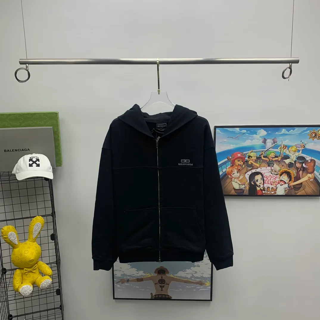 Balenciaga Balenciaga 23ss early autumn new style printed lock bb loose and versatile terry hooded zipper cardigan jacket. High quality. Made of 320g terry high-density pure cotton fabric. The upper body is soft and comfortable and does not pill. It is comparable to ordinary terry fabrics in the market. The chest uses imported environmentally friendly printing technology. All details are 1:1 quality. Complete three standards. Works in major foreign trade factories. Neat wiring and fine workmanship. Official website purchasing hot style recommendation🔥popular all over the Internet. Loose fit, versatile upper body, slimming, no body type selection, 1:1 customization at the counter‼ ️Same style for men and women, suitable for couples 💑Friends travel👭✅ Color: black white Size: M/L/XL P:470
