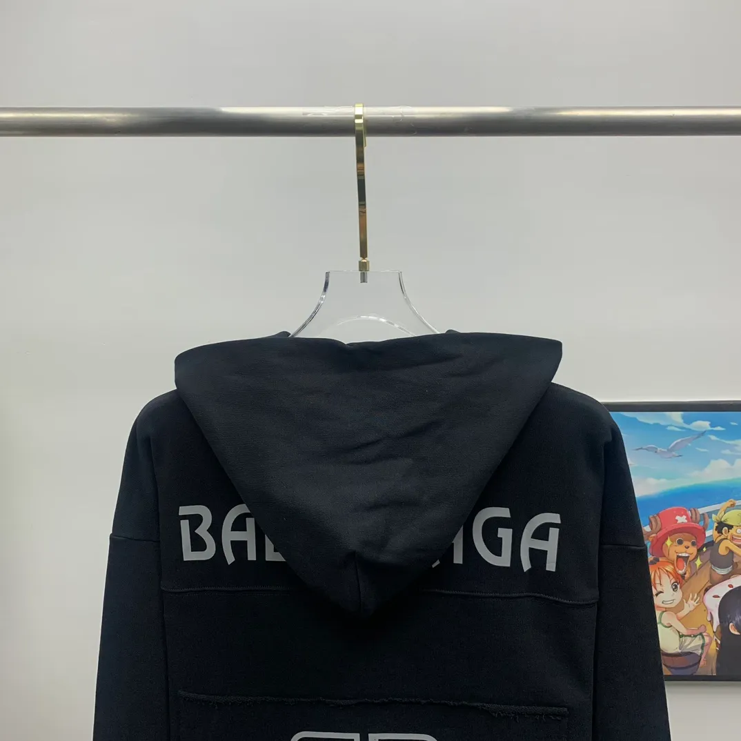 Balenciaga Balenciaga 23ss early autumn new style printed lock bb loose and versatile terry hooded zipper cardigan jacket. High quality. Made of 320g terry high-density pure cotton fabric. The upper body is soft and comfortable and does not pill. It is comparable to ordinary terry fabrics in the market. The chest uses imported environmentally friendly printing technology. All details are 1:1 quality. Complete three standards. Works in major foreign trade factories. Neat wiring and fine workmanship. Official website purchasing hot style recommendation🔥popular all over the Internet. Loose fit, versatile upper body, slimming, no body type selection, 1:1 customization at the counter‼ ️Same style for men and women, suitable for couples 💑Friends travel👭✅ Color: black white Size: M/L/XL P:470