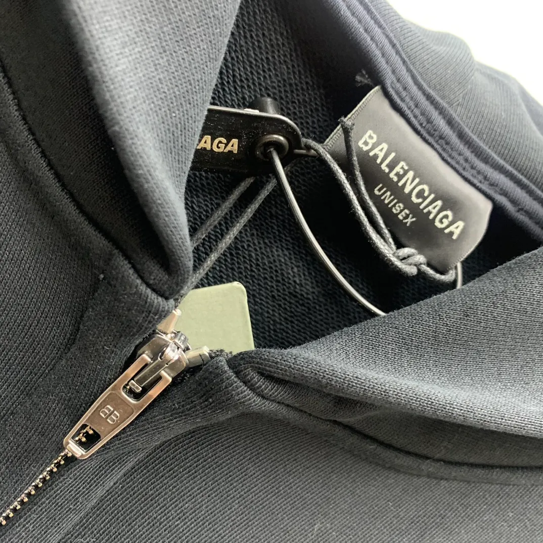 Balenciaga Balenciaga 23ss early autumn new style printed lock bb loose and versatile terry hooded zipper cardigan jacket. High quality. Made of 320g terry high-density pure cotton fabric. The upper body is soft and comfortable and does not pill. It is comparable to ordinary terry fabrics in the market. The chest uses imported environmentally friendly printing technology. All details are 1:1 quality. Complete three standards. Works in major foreign trade factories. Neat wiring and fine workmanship. Official website purchasing hot style recommendation🔥popular all over the Internet. Loose fit, versatile upper body, slimming, no body type selection, 1:1 customization at the counter‼ ️Same style for men and women, suitable for couples 💑Friends travel👭✅ Color: black white Size: M/L/XL P:470