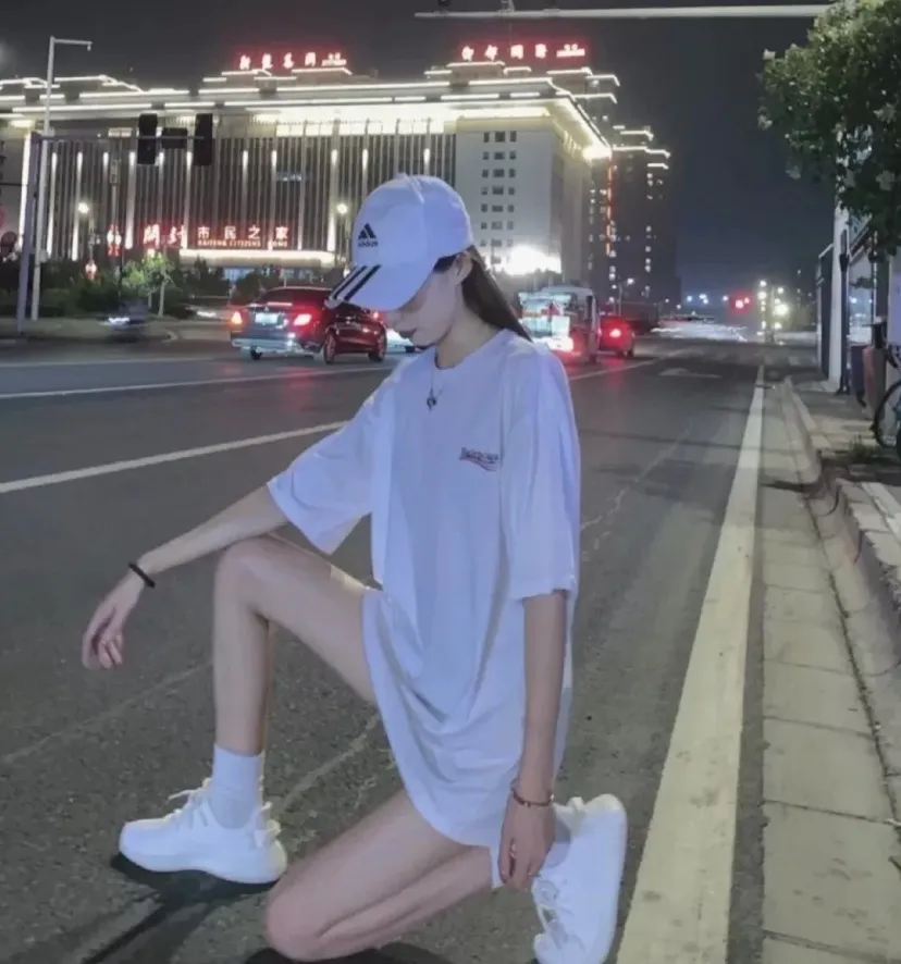 ♻️💯Refer to the model picture for the upper body❤️【Top tested version】Balenciaga Classic Loose Unisex Pure Cotton Short Sleeves. Customized fabrics and printed accessories details are reproduced one to one. It is made of 280g cotton fabric with 32 count fine double cotton yarn plain weave, and the fabric surface is treated with dust-free woolen craftsmanship. The shoulder and chain seams are made of 0.8cm bundled strips inside, and the double chain stitching on the machine side is made of pure cotton. Here is an explanation of why I am dozens of yuan more expensive than others: 1. Each model is produced by the company. The detailed workmanship and fabrics are consistent with the genuine ones. There is no color difference between the ones at the counters. Guaranteed no color difference. Replicas are not scary. Whoever is fake is embarrassed. It’s not shameful to make a replica, it’s shameful if you can’t buy the correct version if you make a replica. All of my series can be found in all major places and will be absolutely stunning!  2. The fabric is made of 280g Paris-specific double yarn. No one can make better fabrics than mine. There is really no way to compare with the ordinary version on the market. Respect it. It is authentic and costs thousands of dollars. Don’t go for the quality of street stalls. 3. The workmanship has been restored in all aspects. The packaging has been restored in all aspects. 4. I guarantee here that this is the highest quality you can find. Size: XS-L Color: White P:240